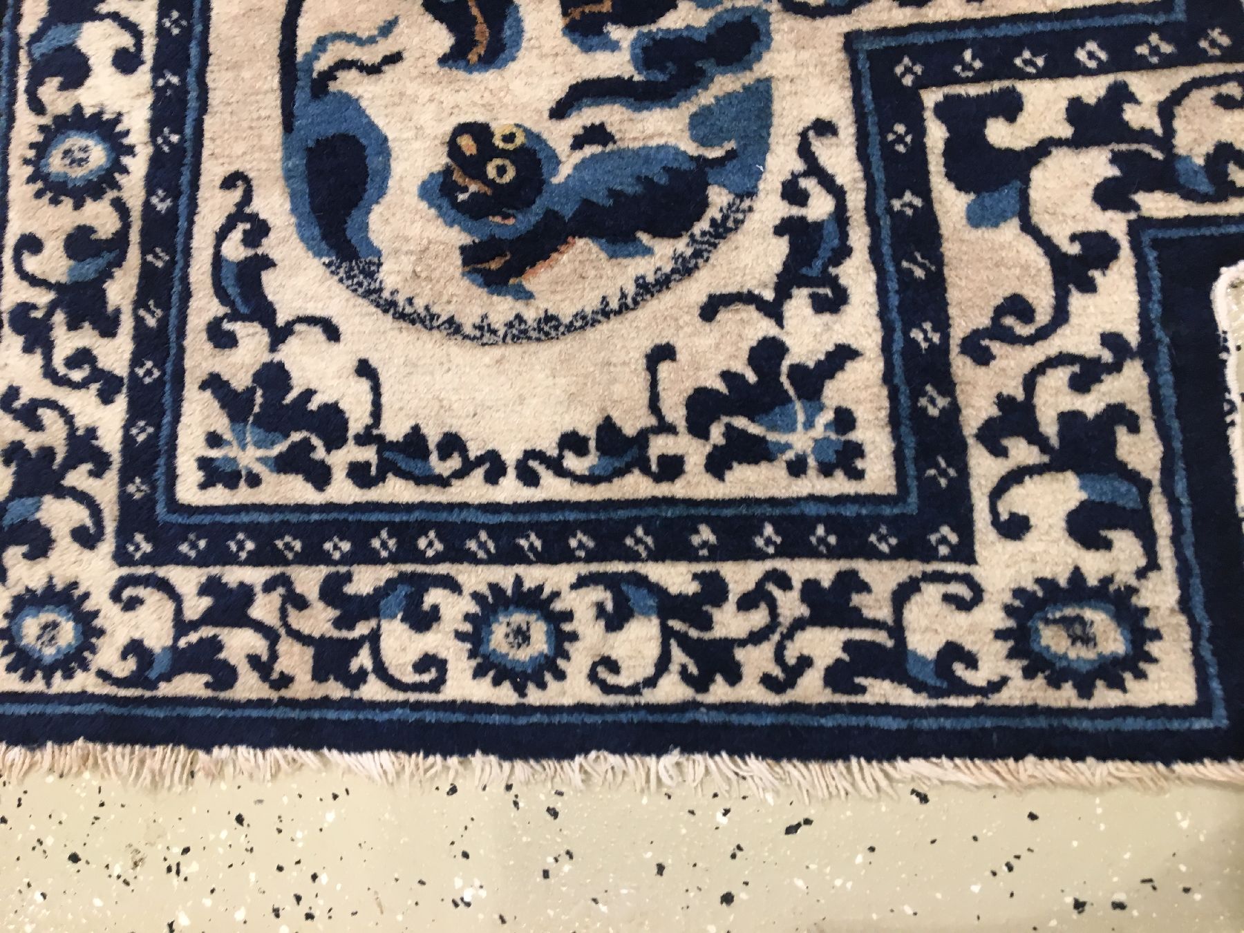 Detail c: Weißgrundiger chinesischer "Sattel" antik (Schneelöwen), China, 19.Jhd., Wolle geknüpft auf Baumwolle. Seltener Sattel mit viel ...