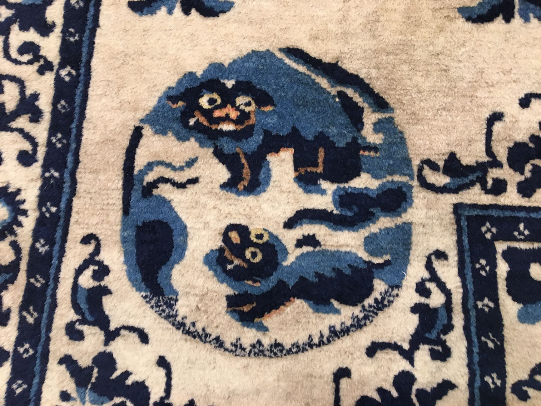 Detail d: Weißgrundiger chinesischer "Sattel" antik (Schneelöwen), China, 19.Jhd., Wolle geknüpft auf Baumwolle. Seltener Sattel mit viel ...