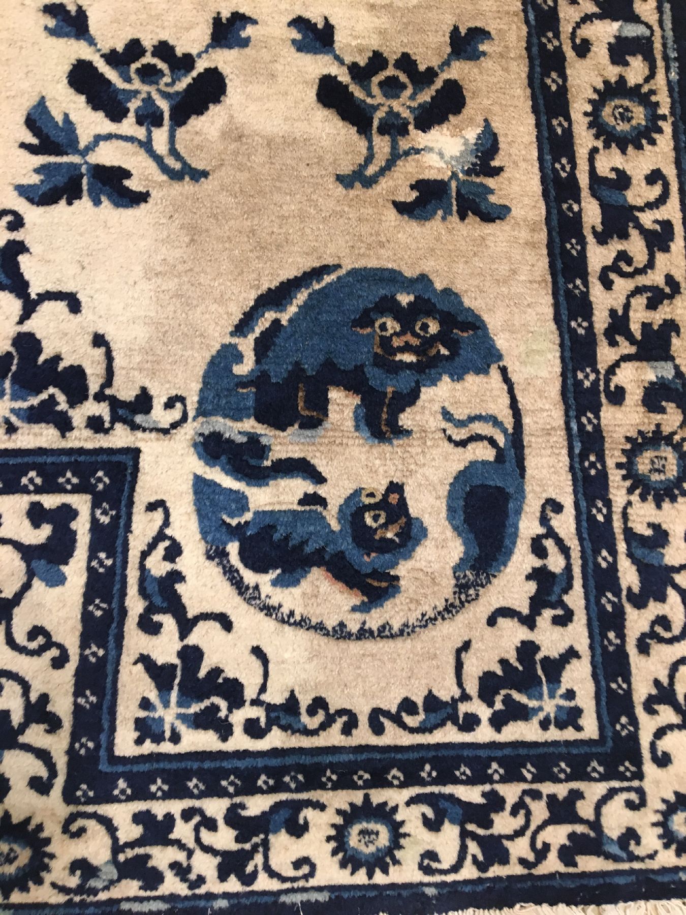 Detail f: Weißgrundiger chinesischer "Sattel" antik (Schneelöwen), China, 19.Jhd., Wolle geknüpft auf Baumwolle. Seltener Sattel mit viel ...