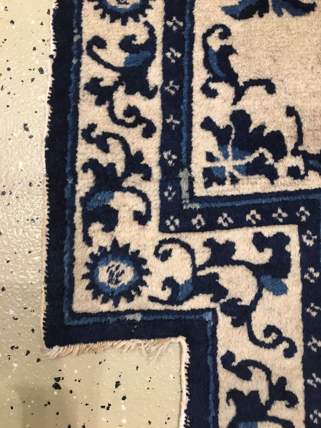 Detail g: Weißgrundiger chinesischer "Sattel" antik (Schneelöwen), China, 19.Jhd., Wolle geknüpft auf Baumwolle. Seltener Sattel mit viel ...