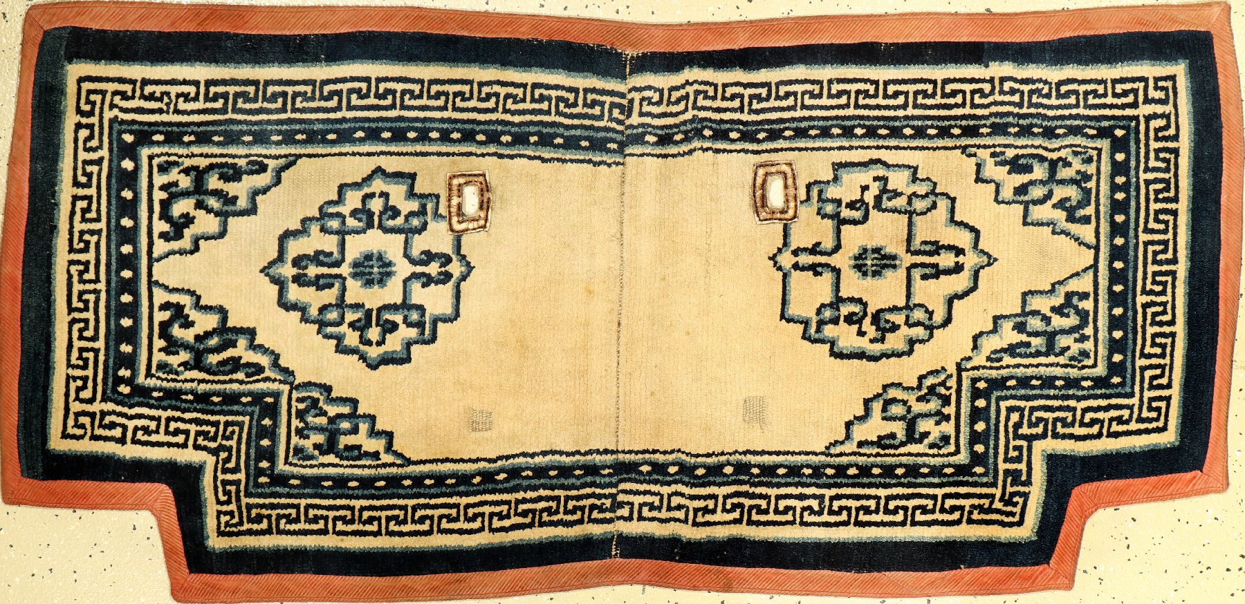 Seltener tibetischer "Makden" antik, Tibet, 19.Jhd., Wolle geknüpft auf Wolle. Weißgrundiger Sattel mit Wolkenband-Medaillons und ...
