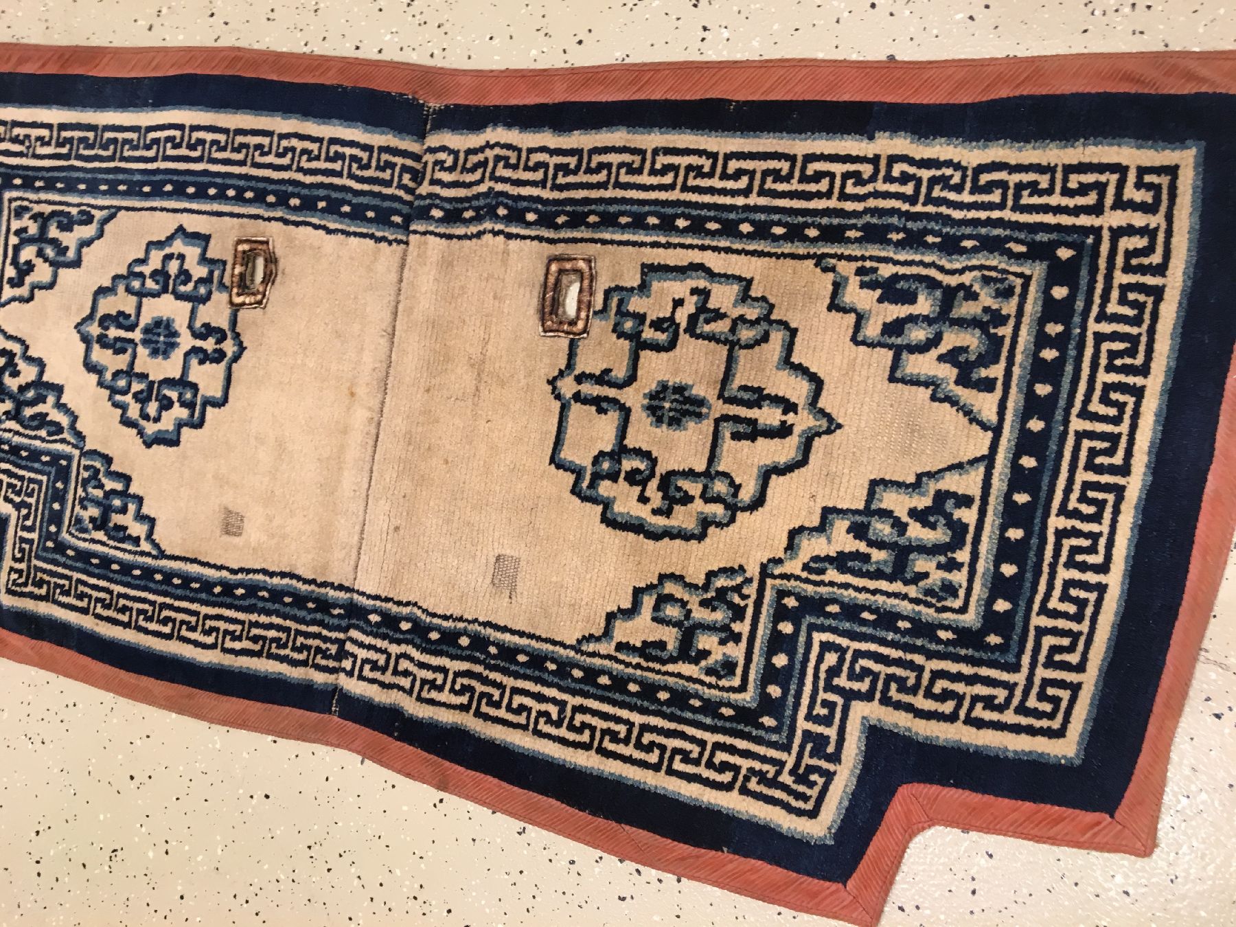 Detail a: Seltener tibetischer "Makden" antik, Tibet, 19.Jhd., Wolle geknüpft auf Wolle. Weißgrundiger Sattel mit Wolkenband-Medaillons und ...