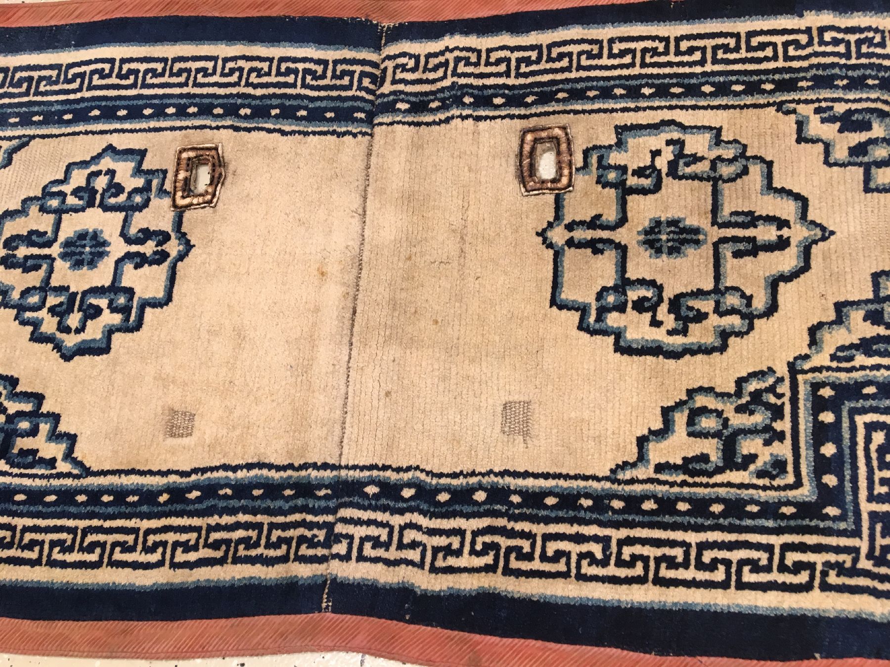 Detail b: Seltener tibetischer "Makden" antik, Tibet, 19.Jhd., Wolle geknüpft auf Wolle. Weißgrundiger Sattel mit Wolkenband-Medaillons und ...