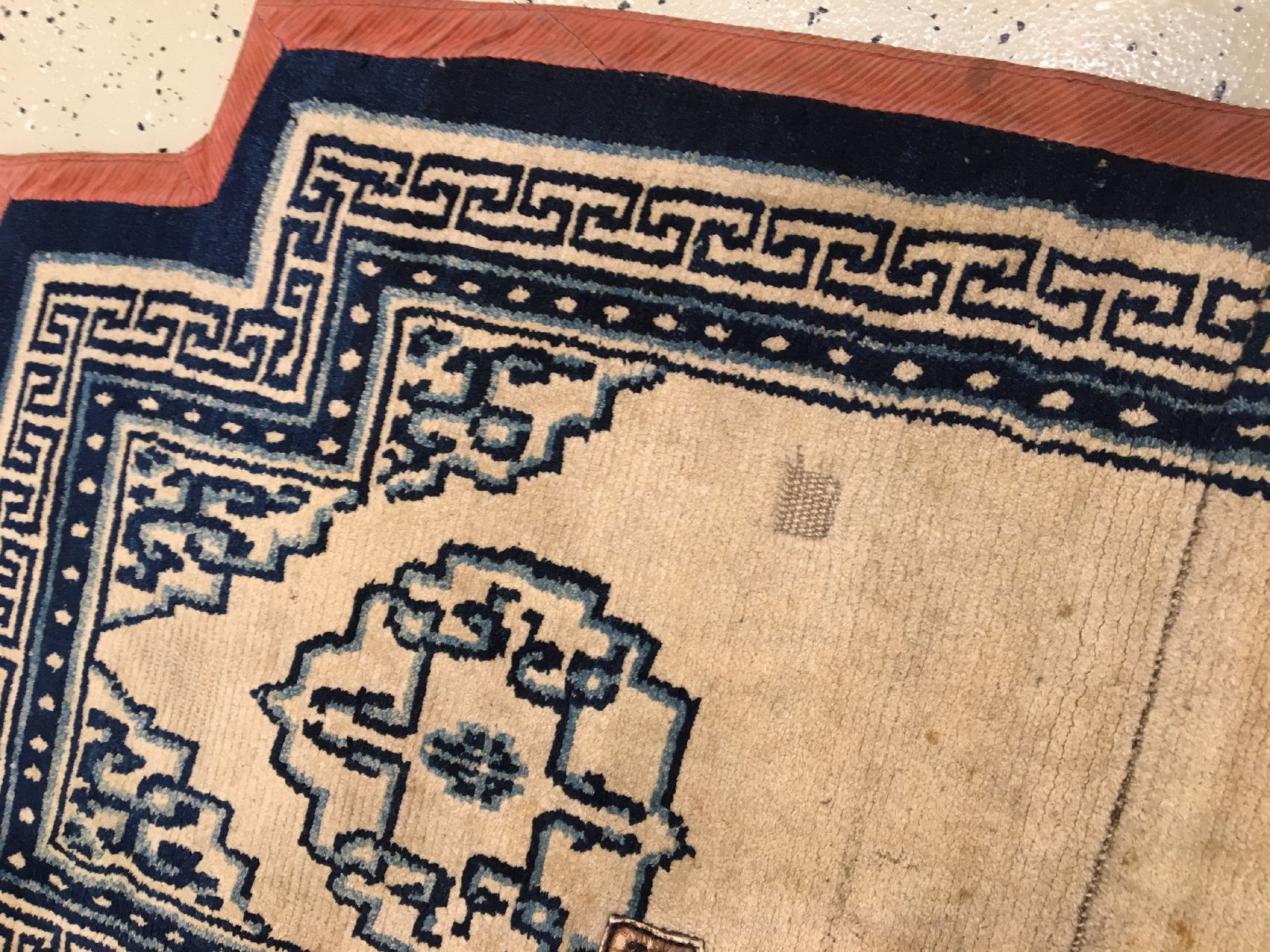 Detail c: Seltener tibetischer "Makden" antik, Tibet, 19.Jhd., Wolle geknüpft auf Wolle. Weißgrundiger Sattel mit Wolkenband-Medaillons und ...