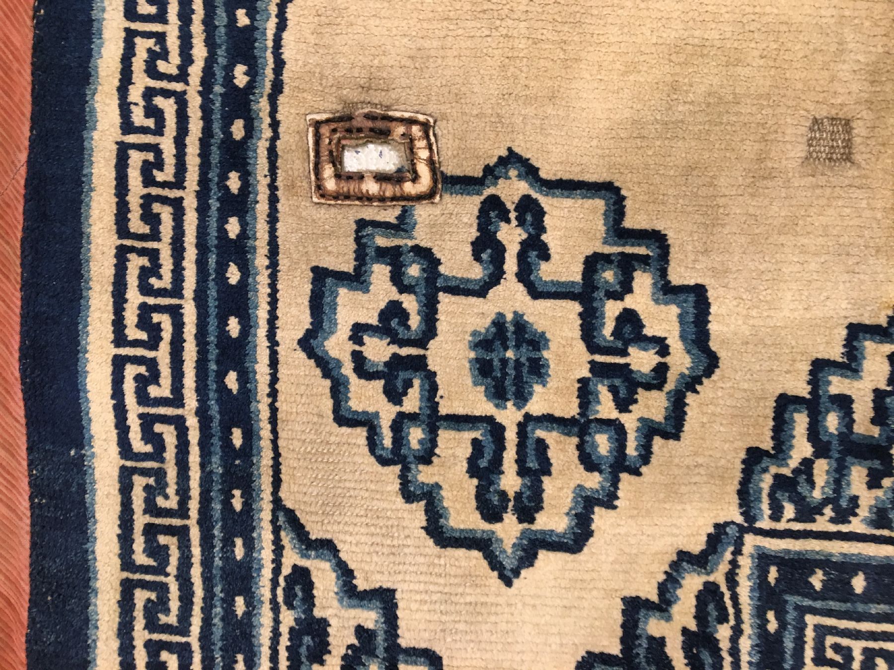 Detail d: Seltener tibetischer "Makden" antik, Tibet, 19.Jhd., Wolle geknüpft auf Wolle. Weißgrundiger Sattel mit Wolkenband-Medaillons und ...
