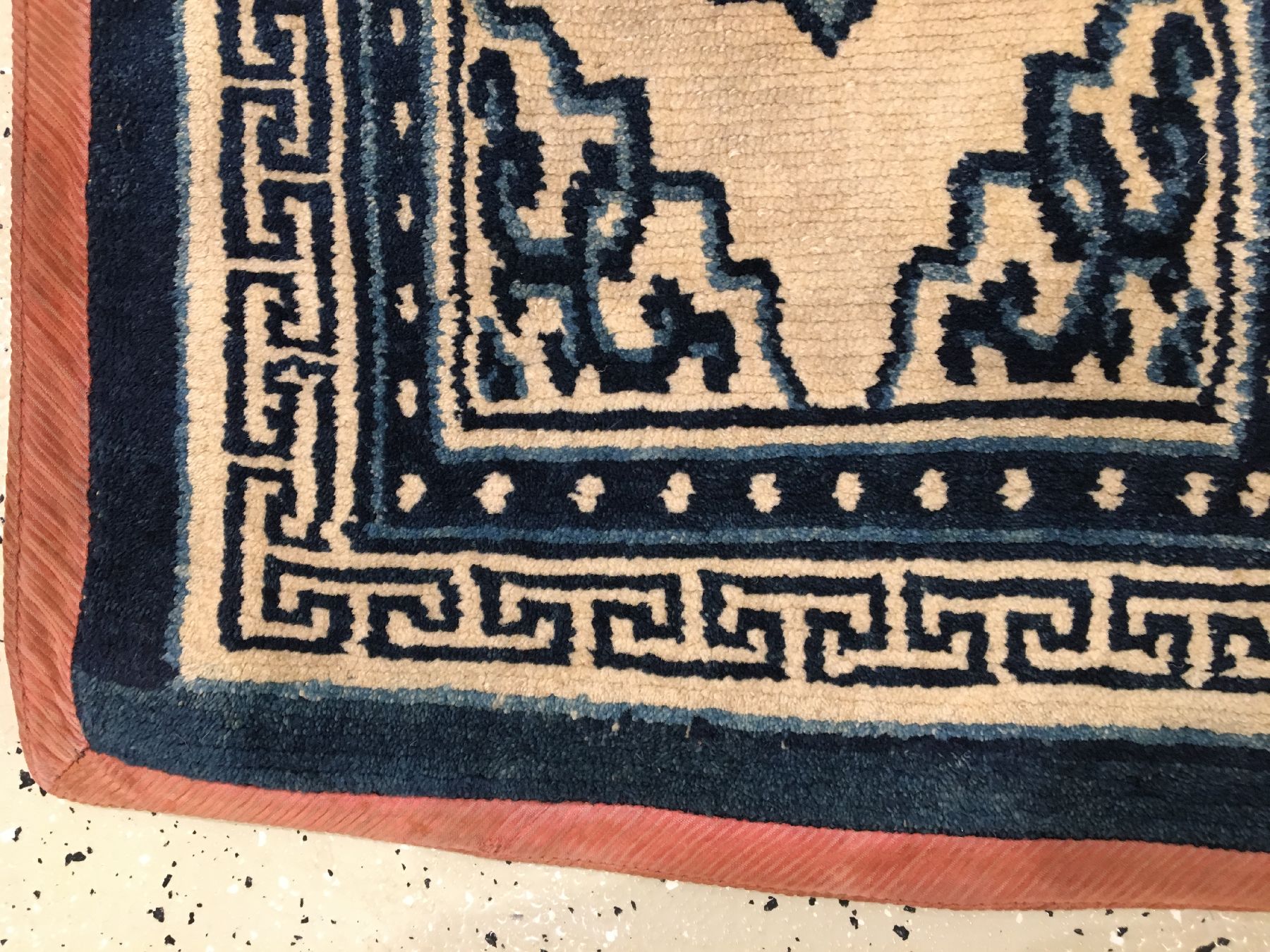 Detail e: Seltener tibetischer "Makden" antik, Tibet, 19.Jhd., Wolle geknüpft auf Wolle. Weißgrundiger Sattel mit Wolkenband-Medaillons und ...