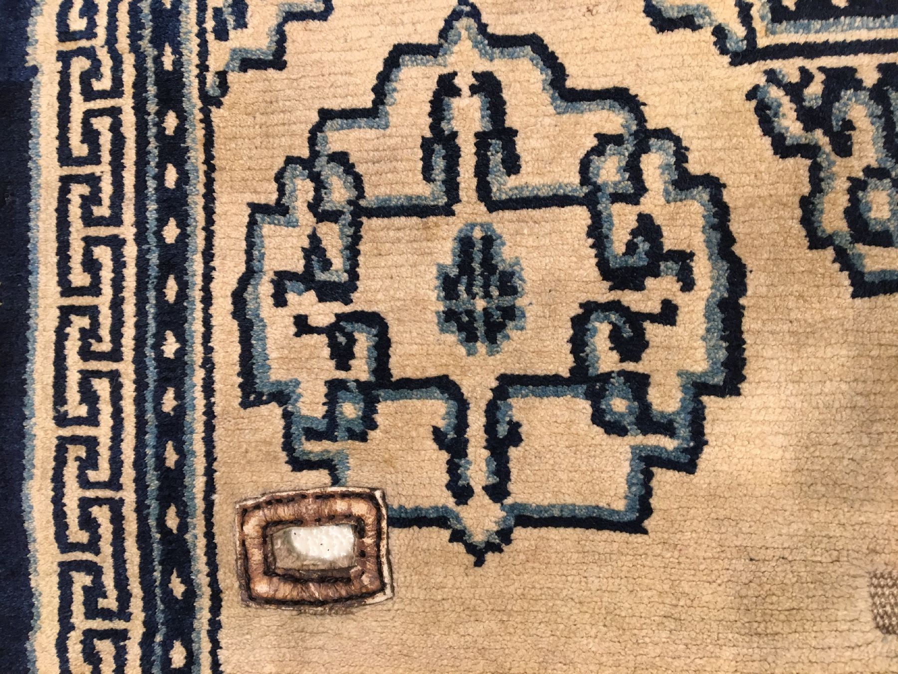 Detail f: Seltener tibetischer "Makden" antik, Tibet, 19.Jhd., Wolle geknüpft auf Wolle. Weißgrundiger Sattel mit Wolkenband-Medaillons und ...