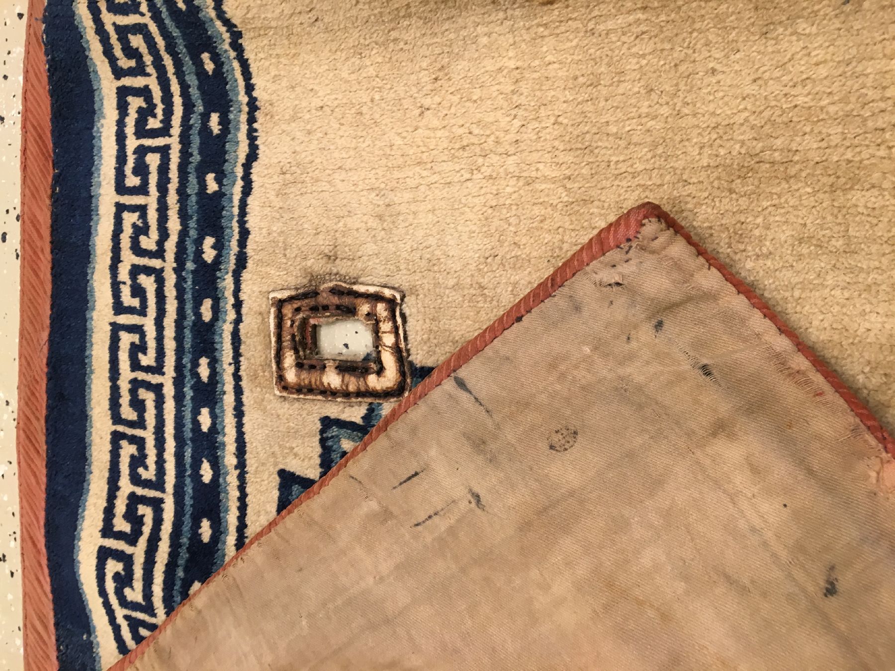 Detail g: Seltener tibetischer "Makden" antik, Tibet, 19.Jhd., Wolle geknüpft auf Wolle. Weißgrundiger Sattel mit Wolkenband-Medaillons und ...
