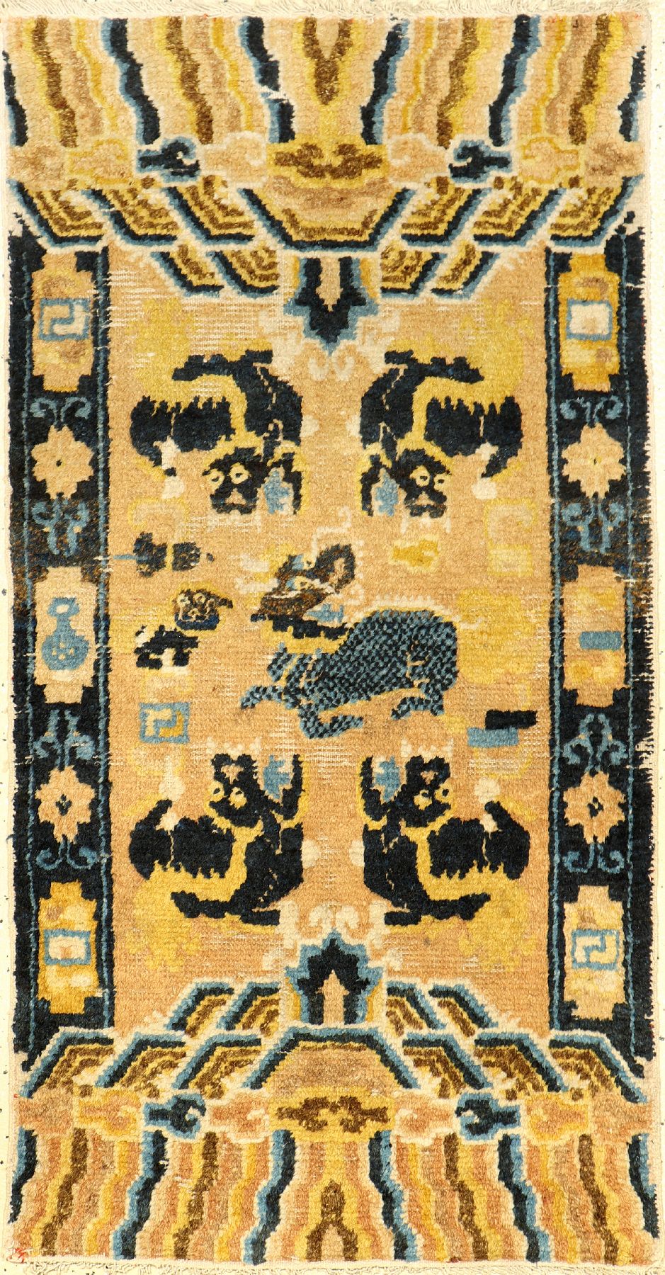 Seltener Ning-Hsia antik (Schneelöwen), Westchina, 1.Hälfte 19.Jhd., Wolle geknüpft auf Baumwolle. Rarer Zeremonialteppich mit sechs Schneelöwen ...