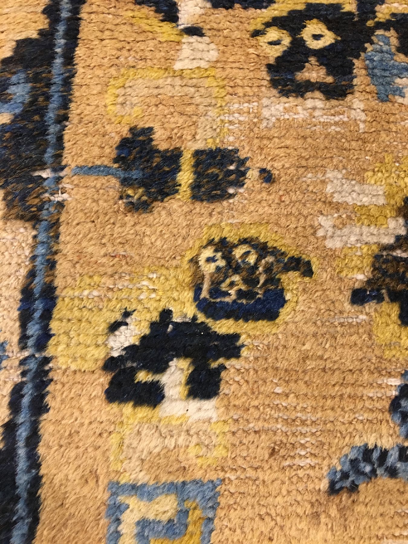 Detail d: Seltener Ning-Hsia antik (Schneelöwen), Westchina, 1.Hälfte 19.Jhd., Wolle geknüpft auf Baumwolle. Rarer Zeremonialteppich mit sechs Schneelöwen ...