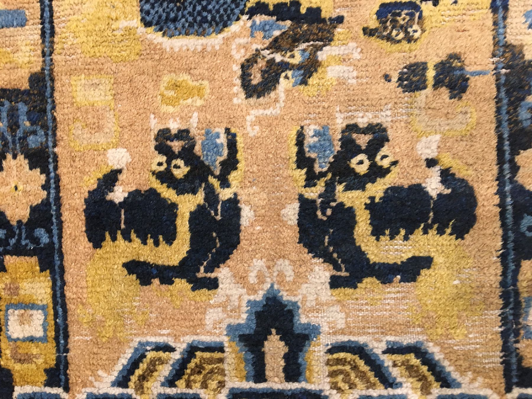 Detail e: Seltener Ning-Hsia antik (Schneelöwen), Westchina, 1.Hälfte 19.Jhd., Wolle geknüpft auf Baumwolle. Rarer Zeremonialteppich mit sechs Schneelöwen ...