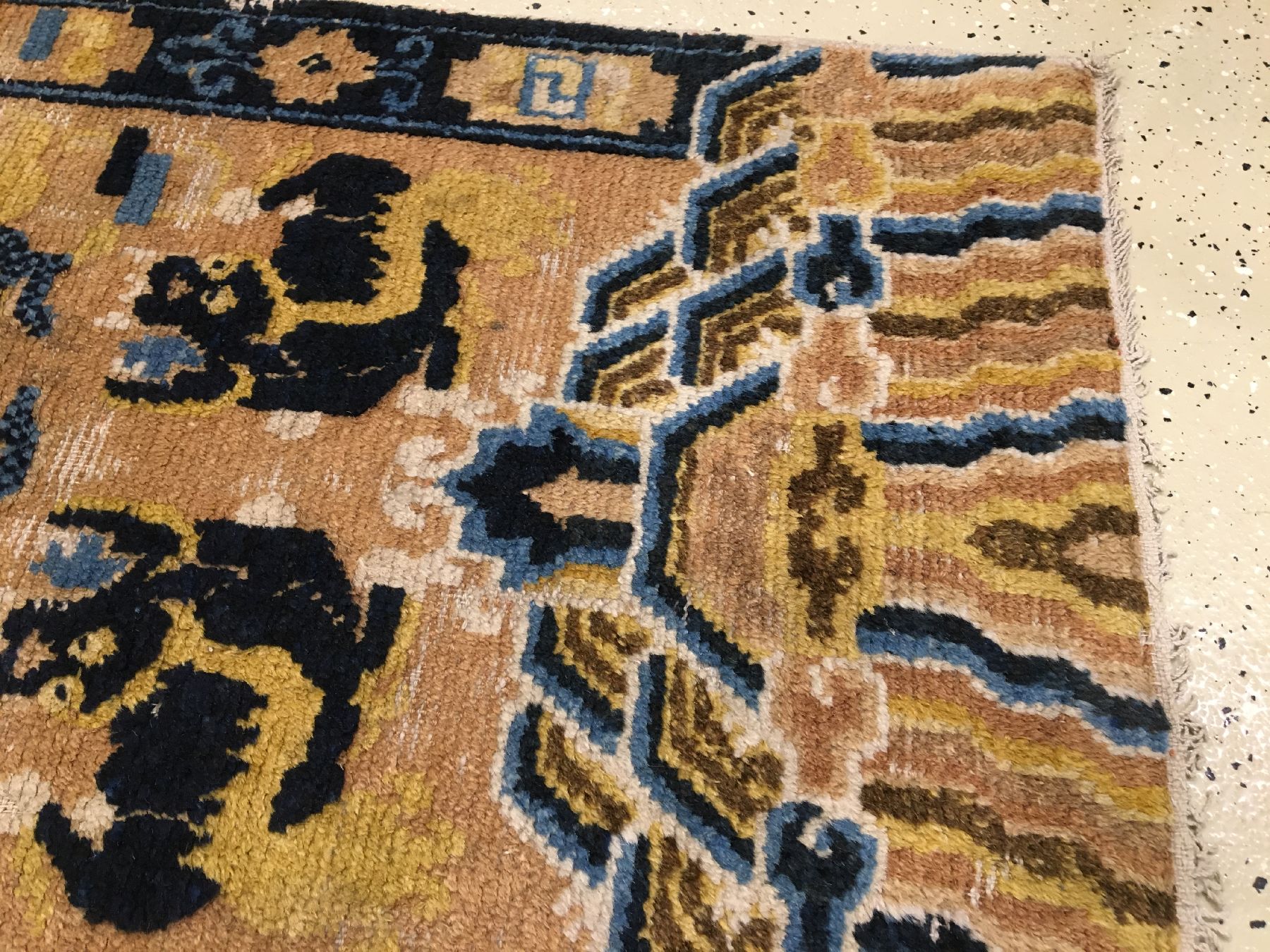 Detail f: Seltener Ning-Hsia antik (Schneelöwen), Westchina, 1.Hälfte 19.Jhd., Wolle geknüpft auf Baumwolle. Rarer Zeremonialteppich mit sechs Schneelöwen ...