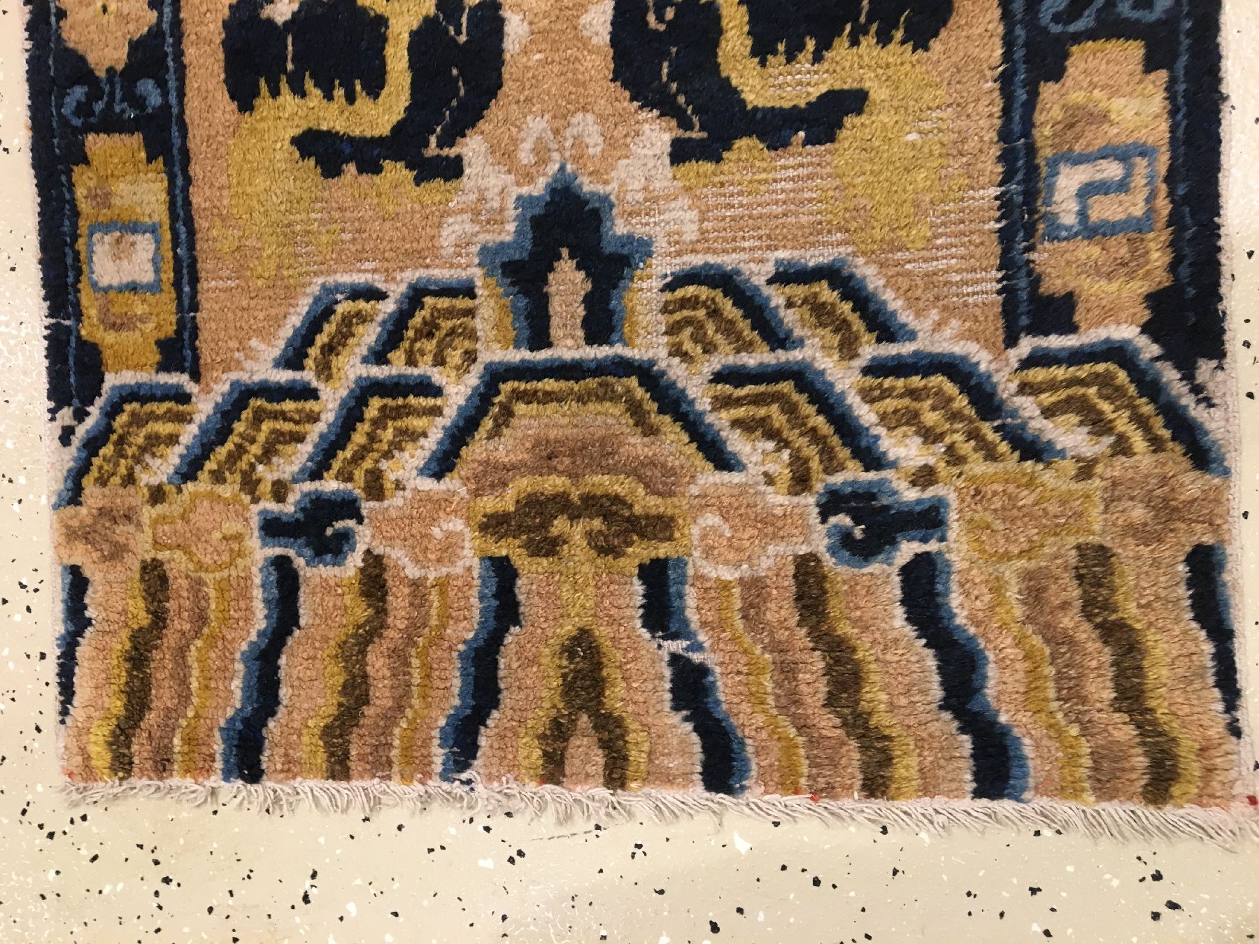 Detail h: Seltener Ning-Hsia antik (Schneelöwen), Westchina, 1.Hälfte 19.Jhd., Wolle geknüpft auf Baumwolle. Rarer Zeremonialteppich mit sechs Schneelöwen ...