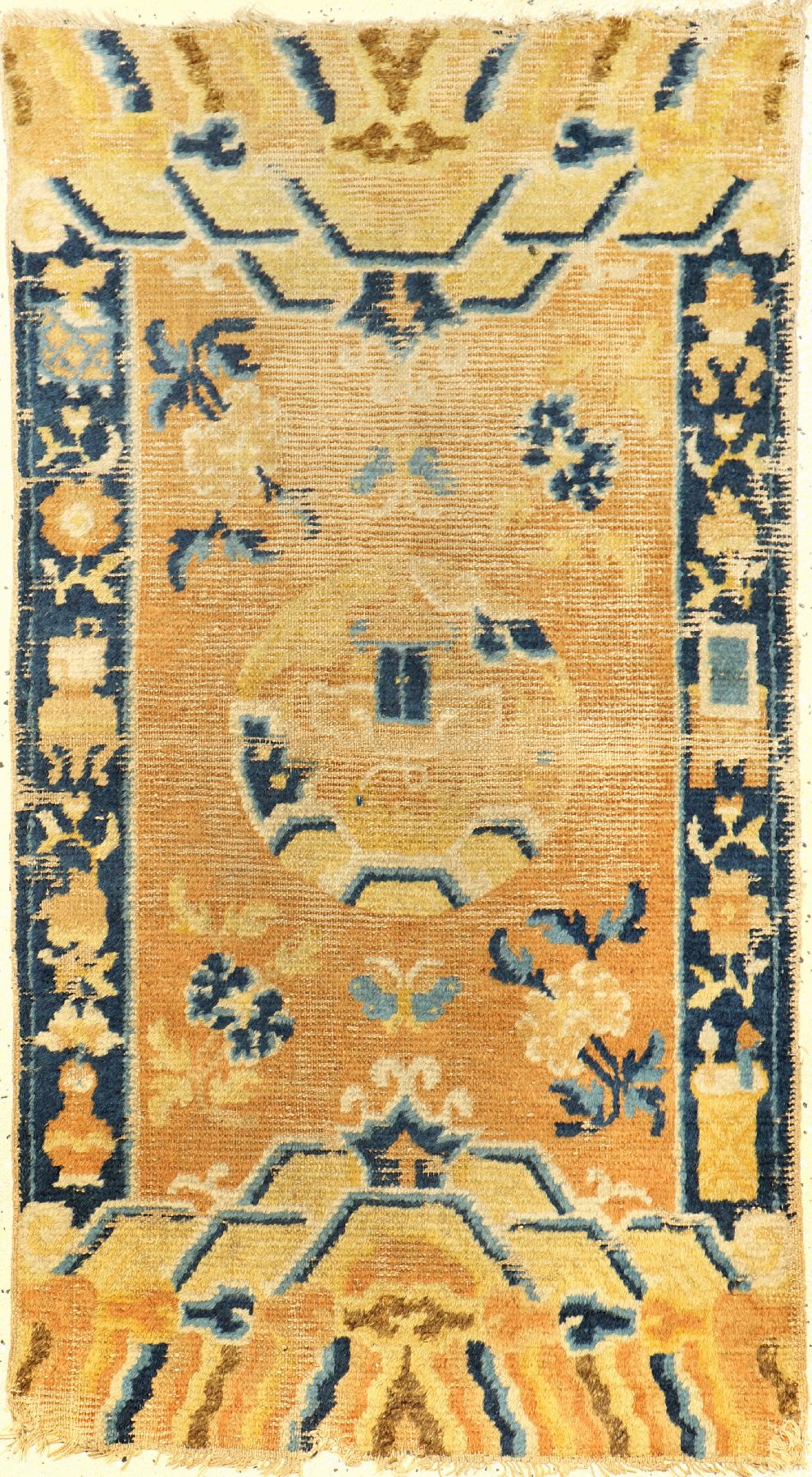 Früher Ning-Hsia antik, Westchina, 18.Jhd., Wolle geknüpft auf Baumwolle. Seltener Zeremonialteppich mit Medaillon Design. Diente wohl als Sattel, ...