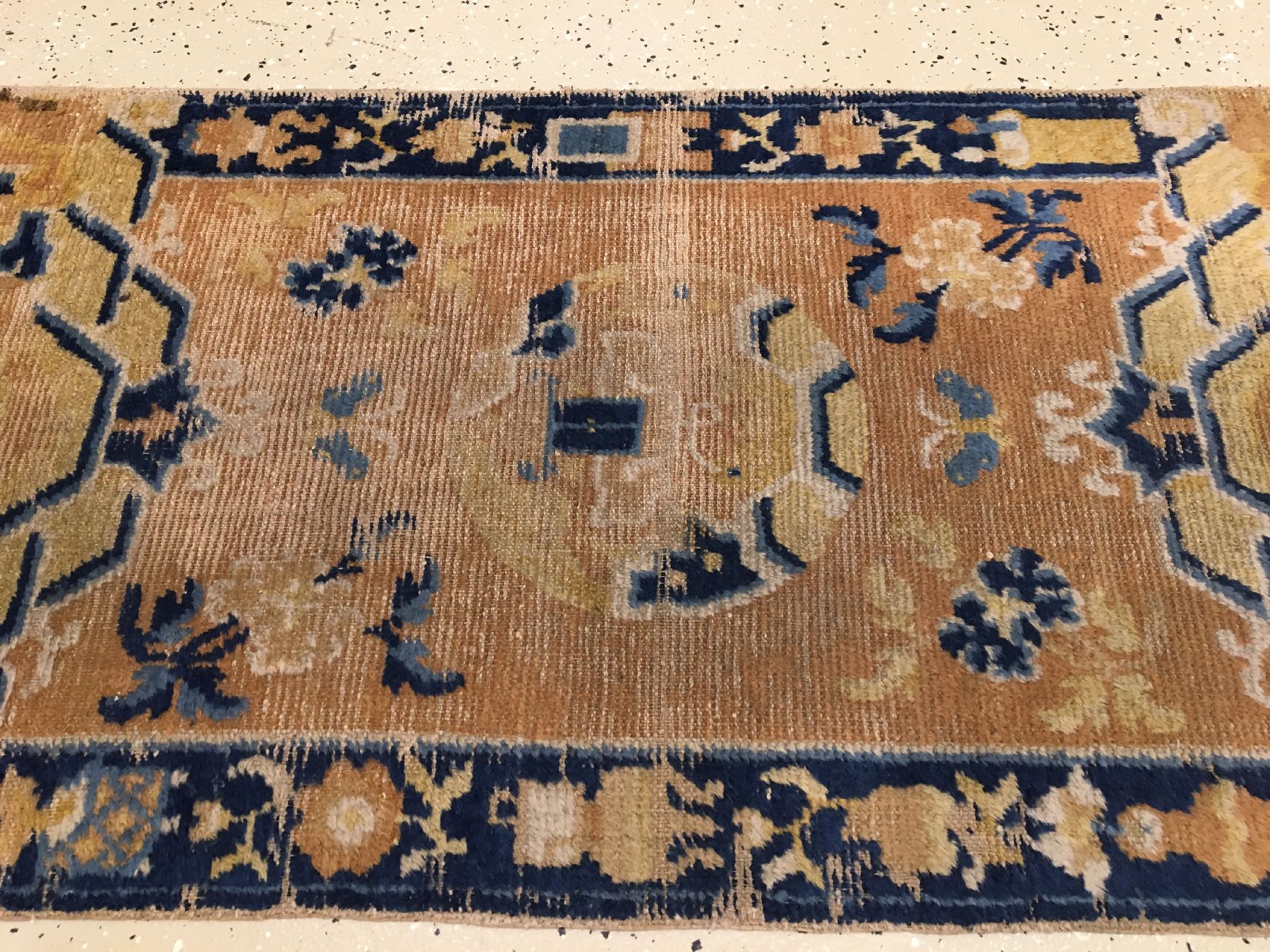 Detail b: Früher Ning-Hsia antik, Westchina, 18.Jhd., Wolle geknüpft auf Baumwolle. Seltener Zeremonialteppich mit Medaillon Design. Diente wohl als Sattel, ...
