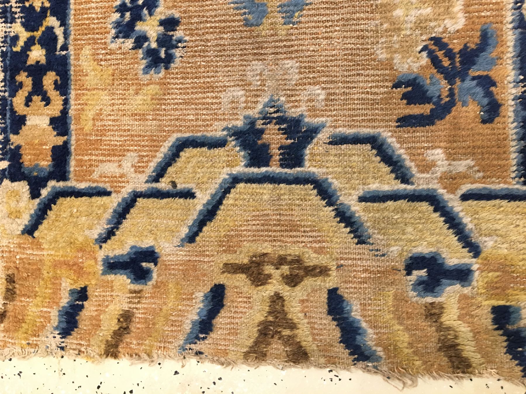 Detail d: Früher Ning-Hsia antik, Westchina, 18.Jhd., Wolle geknüpft auf Baumwolle. Seltener Zeremonialteppich mit Medaillon Design. Diente wohl als Sattel, ...
