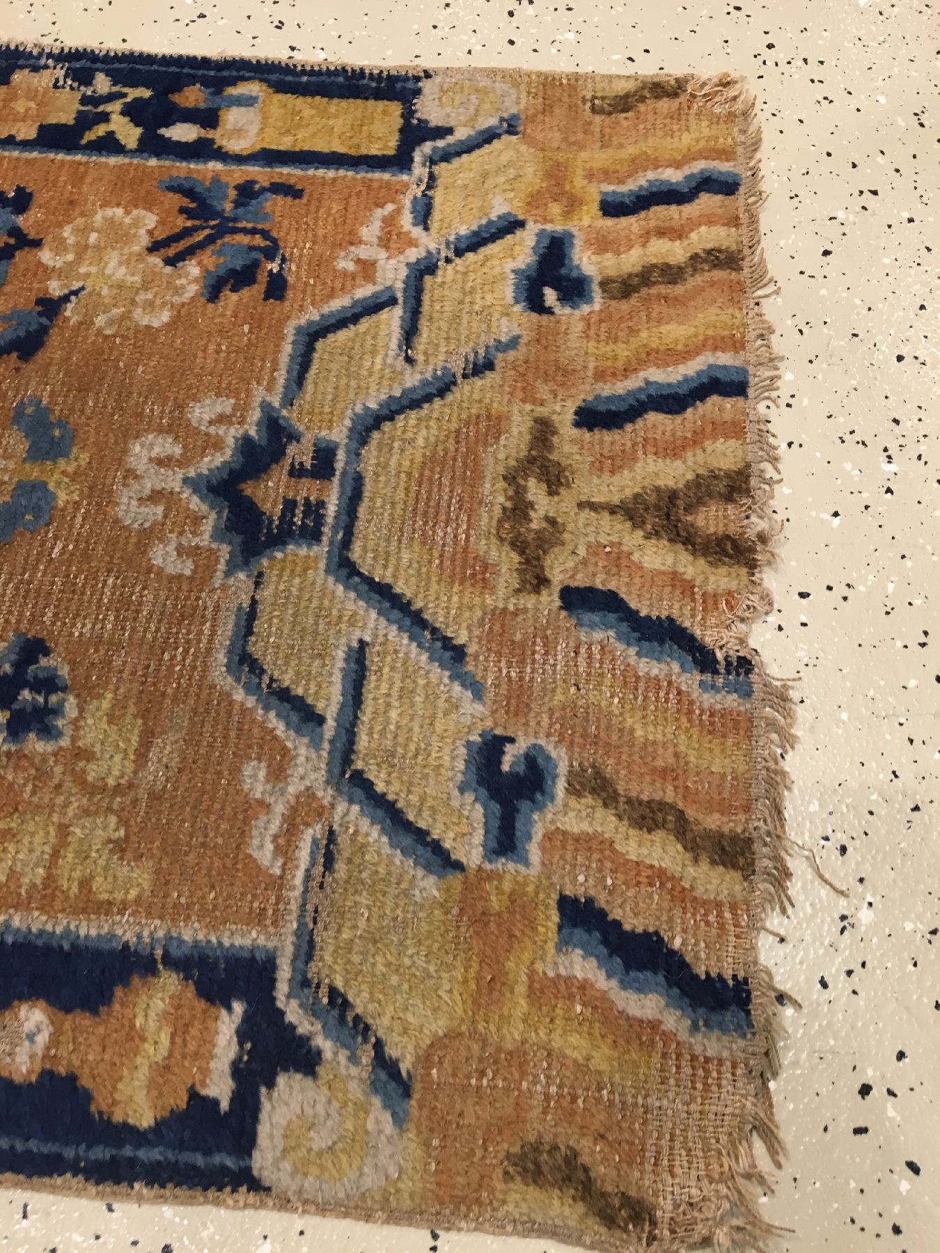 Detail f: Früher Ning-Hsia antik, Westchina, 18.Jhd., Wolle geknüpft auf Baumwolle. Seltener Zeremonialteppich mit Medaillon Design. Diente wohl als Sattel, ...