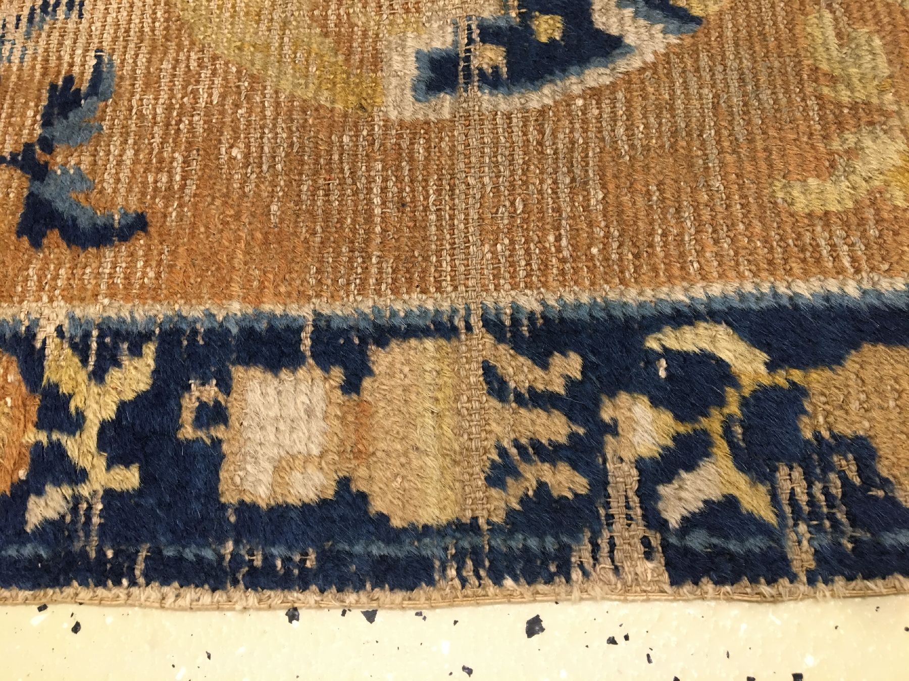 Detail h: Früher Ning-Hsia antik, Westchina, 18.Jhd., Wolle geknüpft auf Baumwolle. Seltener Zeremonialteppich mit Medaillon Design. Diente wohl als Sattel, ...