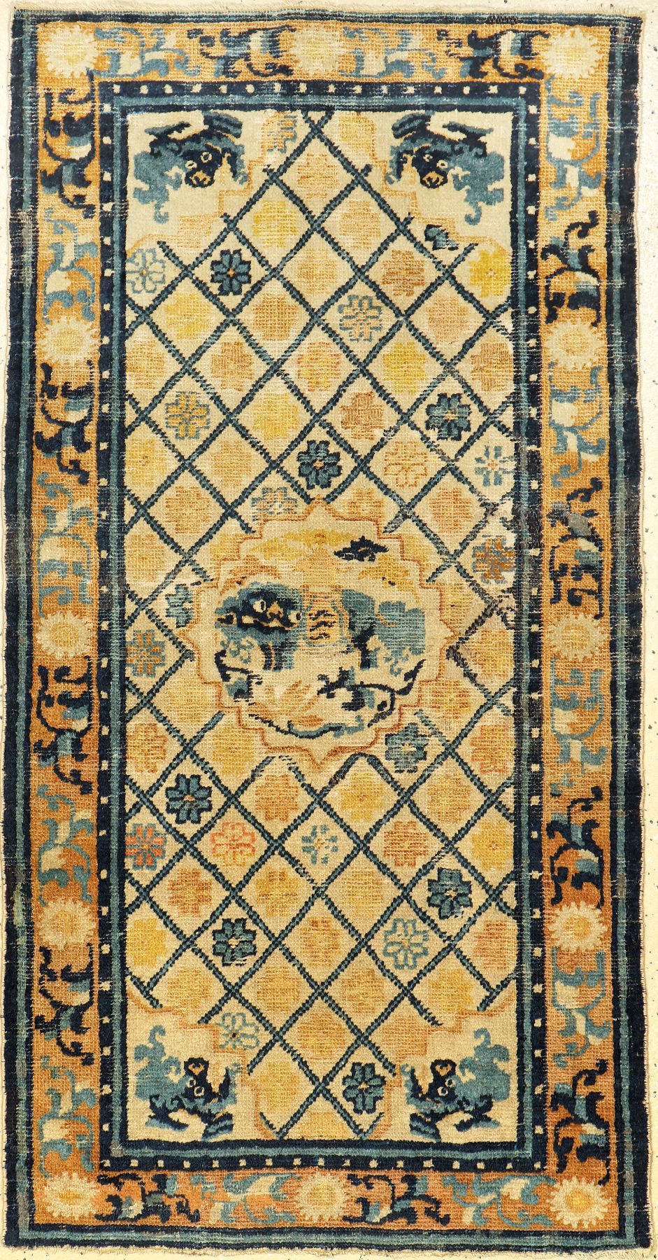 Seltener früher Ning-Hsia antik (Schneelöwe mit Tiger-Sattel), Westchina, Ende 18.Jhd., Wolle geknüpft auf Baumwolle. Rarer Zeremonialteppich mit ...