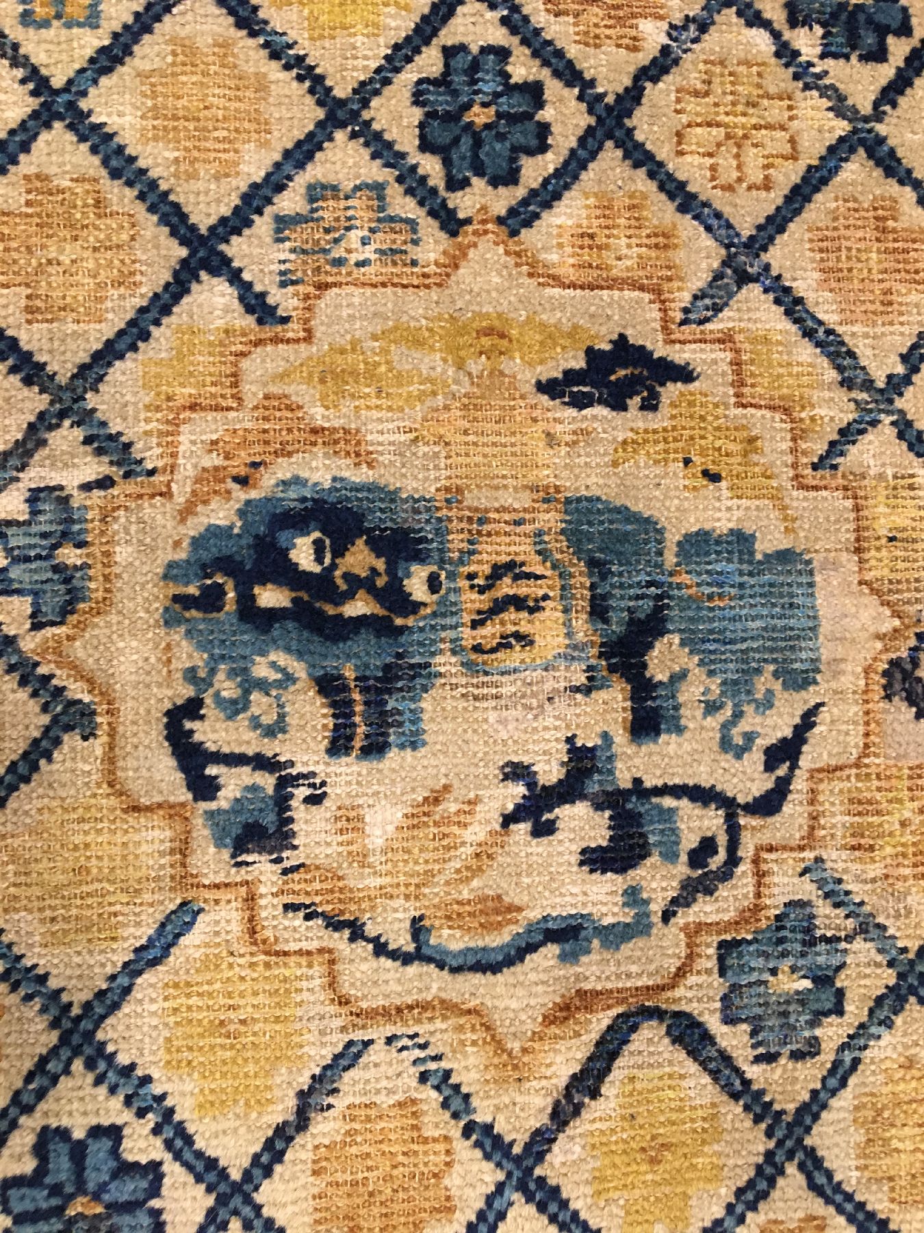 Detail b: Seltener früher Ning-Hsia antik (Schneelöwe mit Tiger-Sattel), Westchina, Ende 18.Jhd., Wolle geknüpft auf Baumwolle. Rarer Zeremonialteppich mit ...