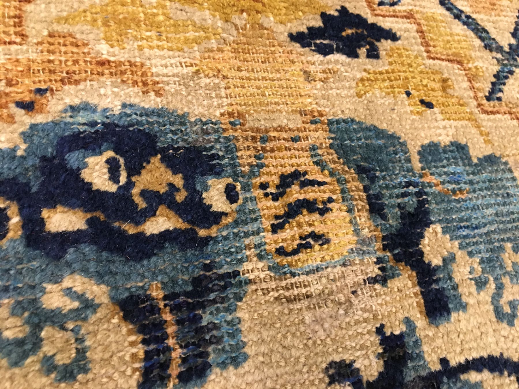 Detail c: Seltener früher Ning-Hsia antik (Schneelöwe mit Tiger-Sattel), Westchina, Ende 18.Jhd., Wolle geknüpft auf Baumwolle. Rarer Zeremonialteppich mit ...