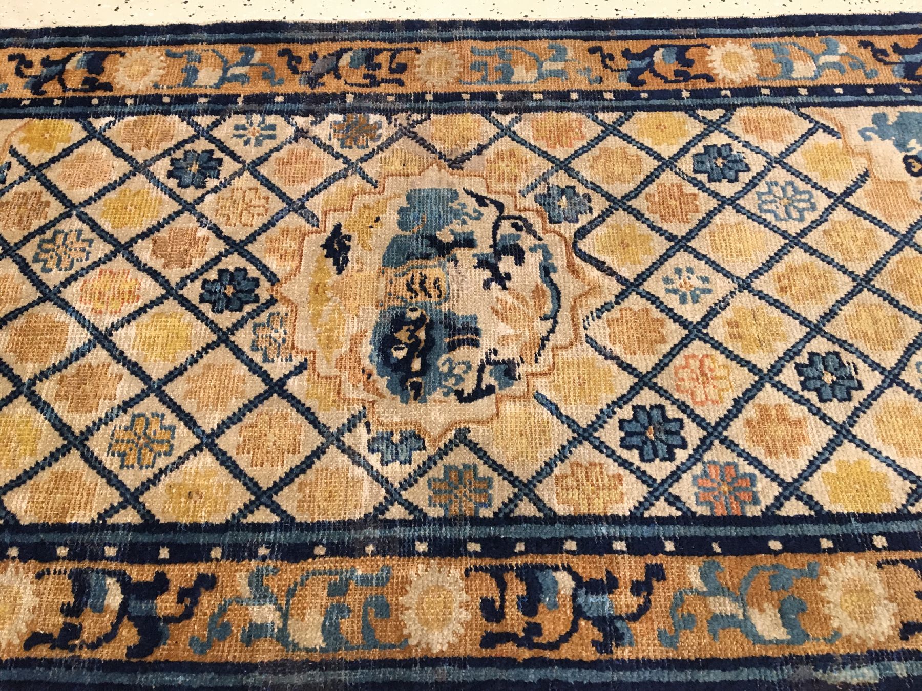 Detail d: Seltener früher Ning-Hsia antik (Schneelöwe mit Tiger-Sattel), Westchina, Ende 18.Jhd., Wolle geknüpft auf Baumwolle. Rarer Zeremonialteppich mit ...
