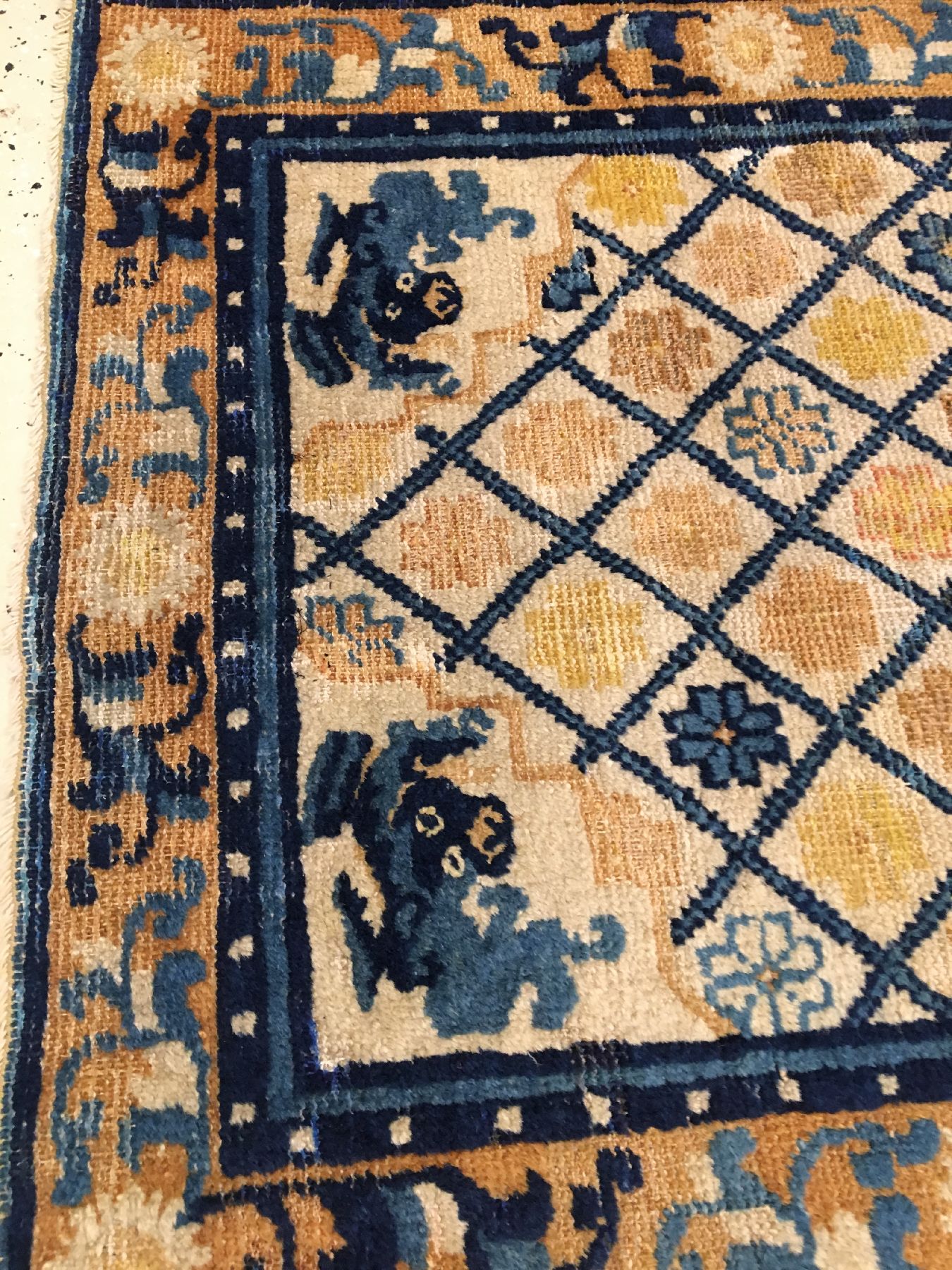 Detail e: Seltener früher Ning-Hsia antik (Schneelöwe mit Tiger-Sattel), Westchina, Ende 18.Jhd., Wolle geknüpft auf Baumwolle. Rarer Zeremonialteppich mit ...