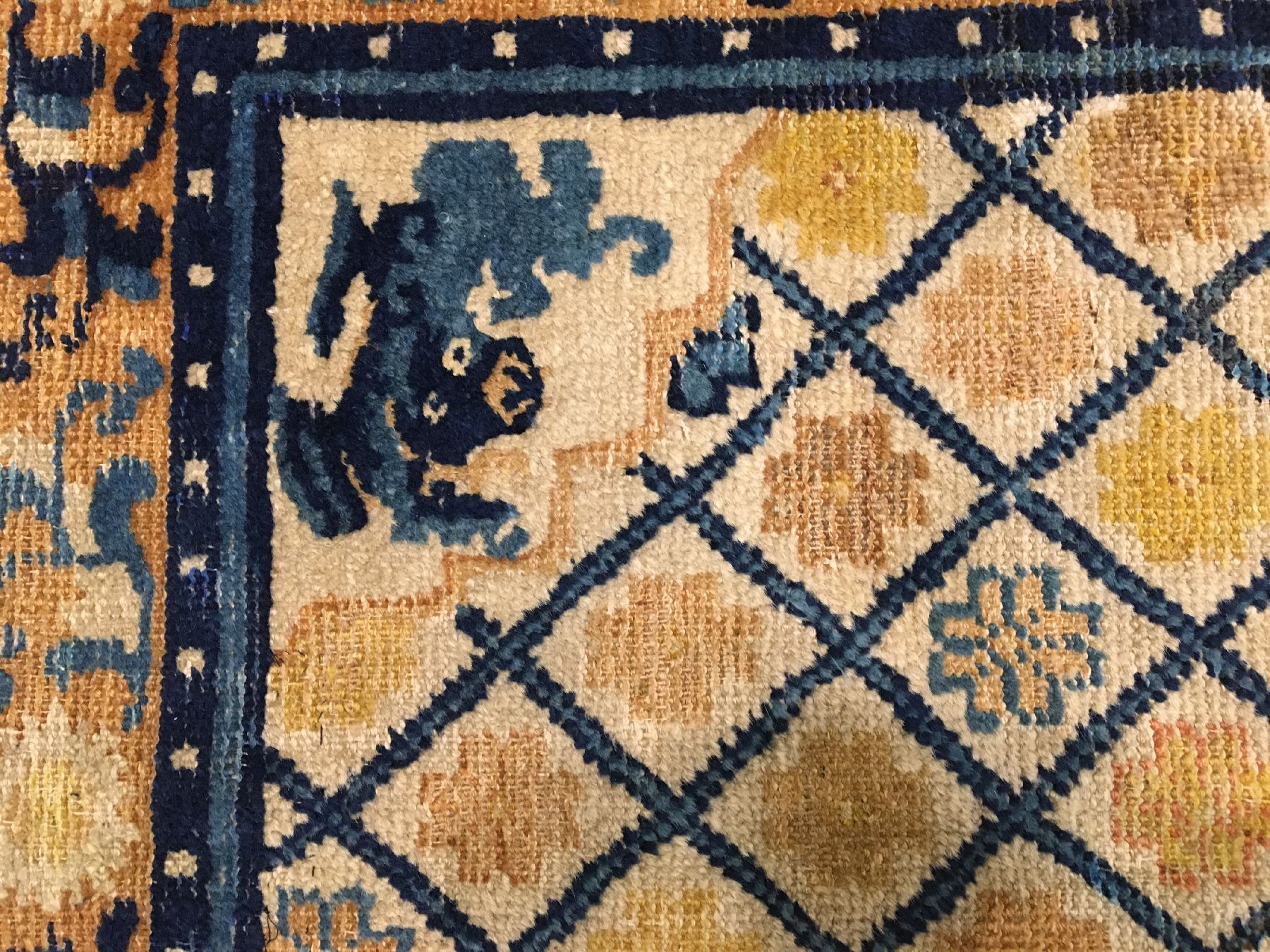 Detail f: Seltener früher Ning-Hsia antik (Schneelöwe mit Tiger-Sattel), Westchina, Ende 18.Jhd., Wolle geknüpft auf Baumwolle. Rarer Zeremonialteppich mit ...