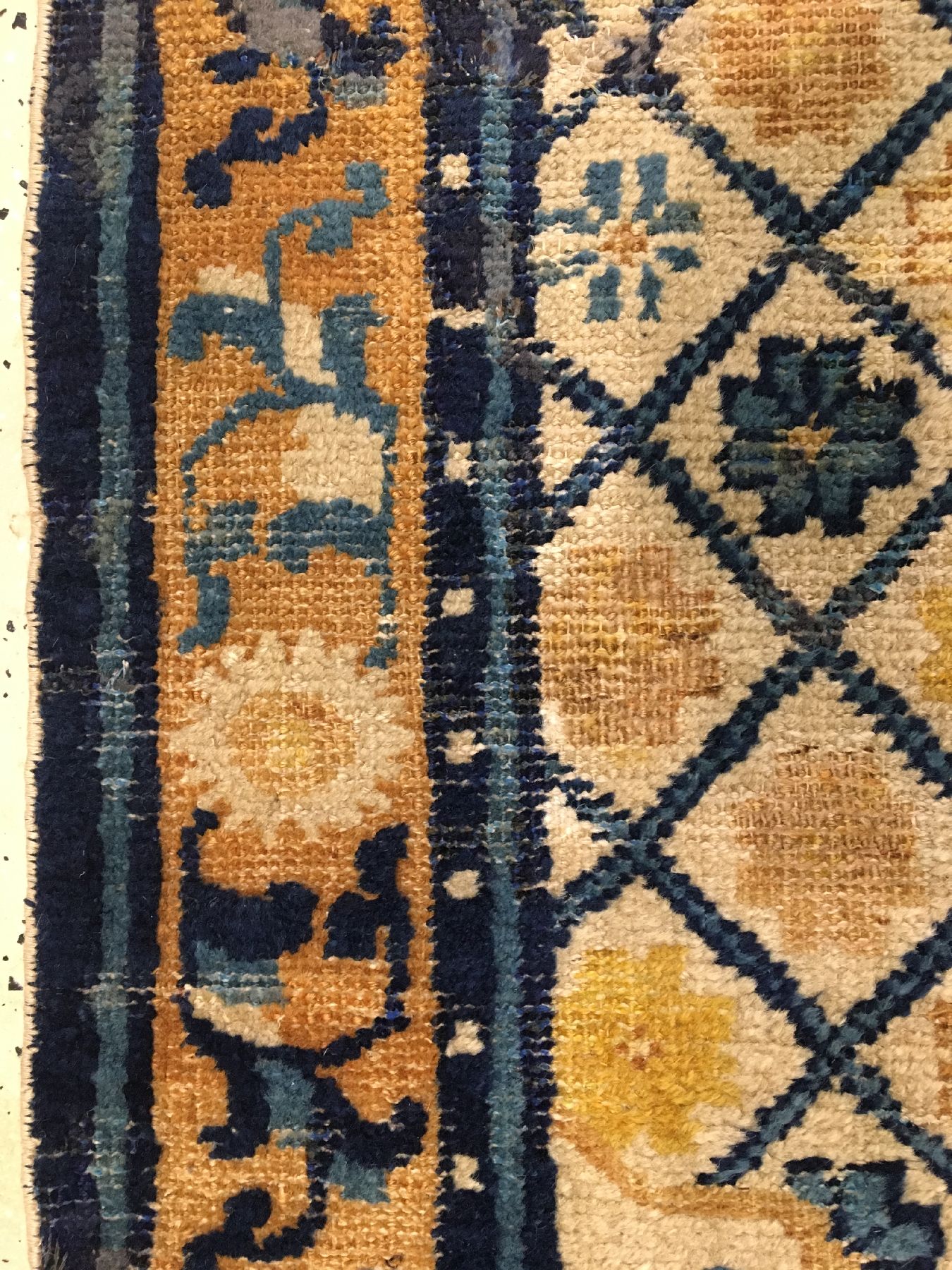 Detail g: Seltener früher Ning-Hsia antik (Schneelöwe mit Tiger-Sattel), Westchina, Ende 18.Jhd., Wolle geknüpft auf Baumwolle. Rarer Zeremonialteppich mit ...