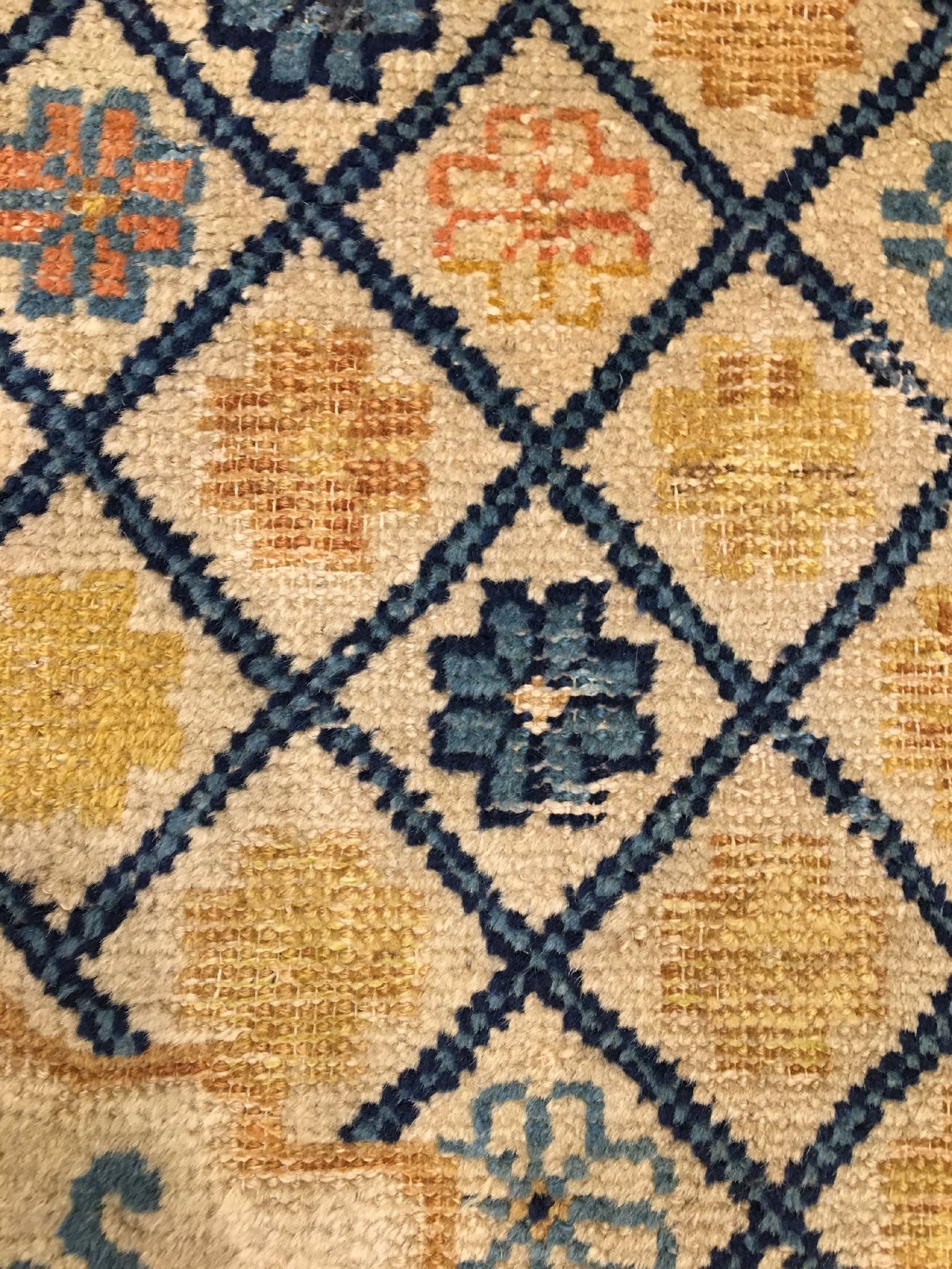 Detail h: Seltener früher Ning-Hsia antik (Schneelöwe mit Tiger-Sattel), Westchina, Ende 18.Jhd., Wolle geknüpft auf Baumwolle. Rarer Zeremonialteppich mit ...