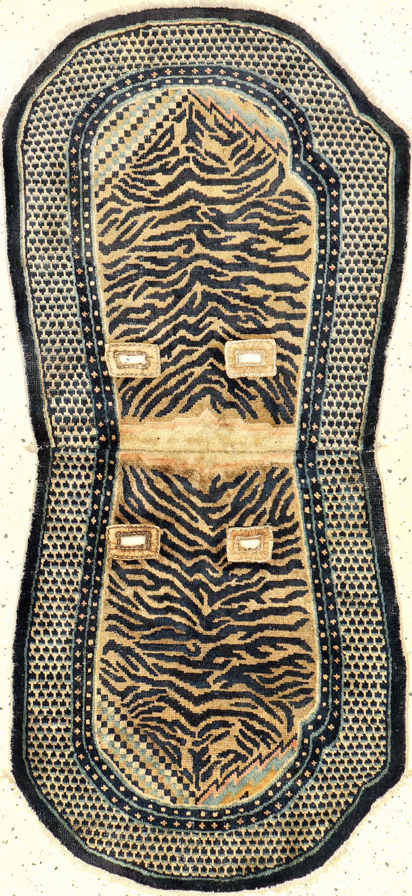 Sehr seltener chinesischer "Sattel" antik (Tigerfell-Typus), China, 19.Jhd., Wolle geknüpft auf Baumwolle. Einzigartiger Tigerfell-Sattel ...