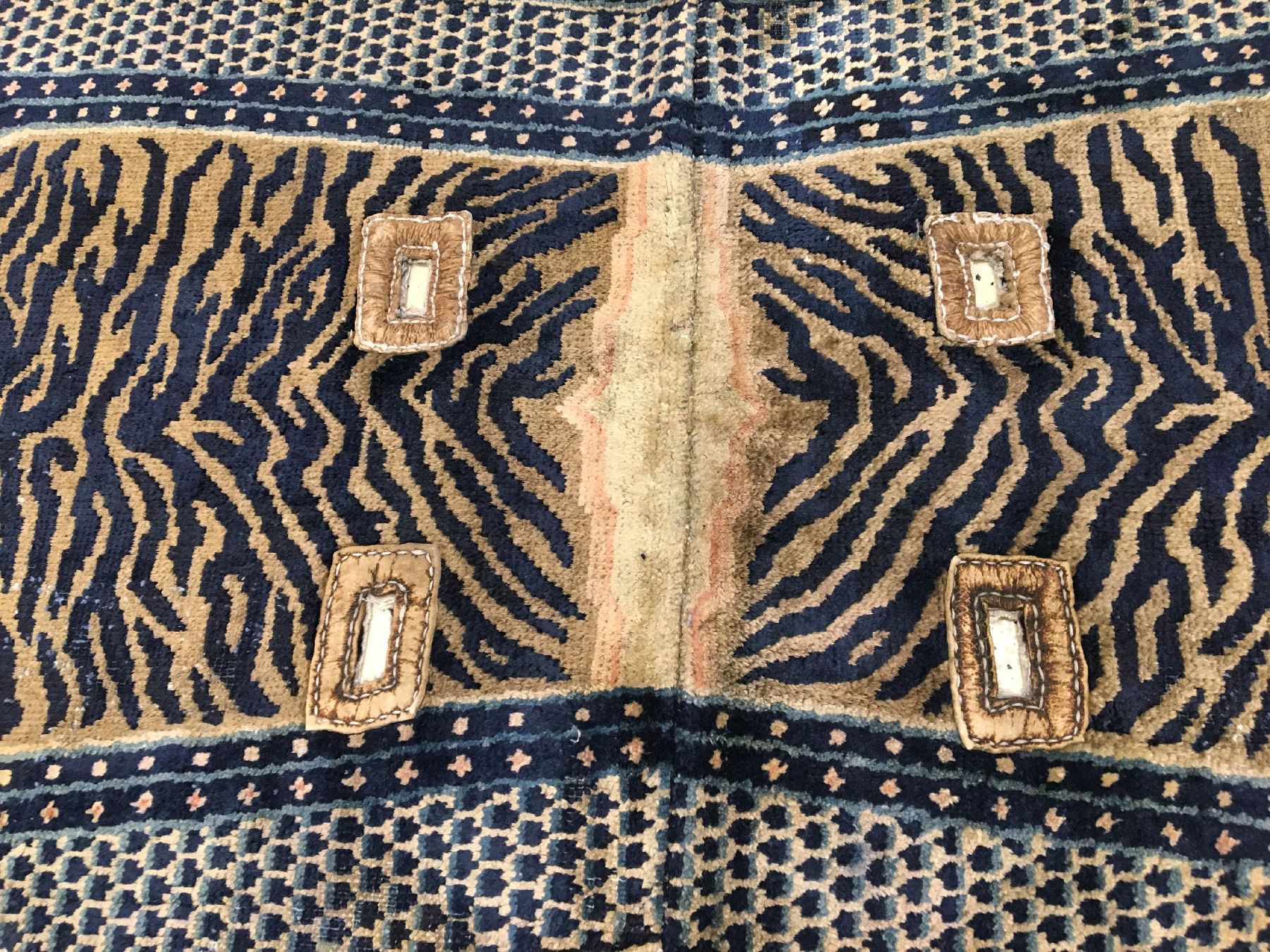 Detail b: Sehr seltener chinesischer "Sattel" antik (Tigerfell-Typus), China, 19.Jhd., Wolle geknüpft auf Baumwolle. Einzigartiger Tigerfell-Sattel ...