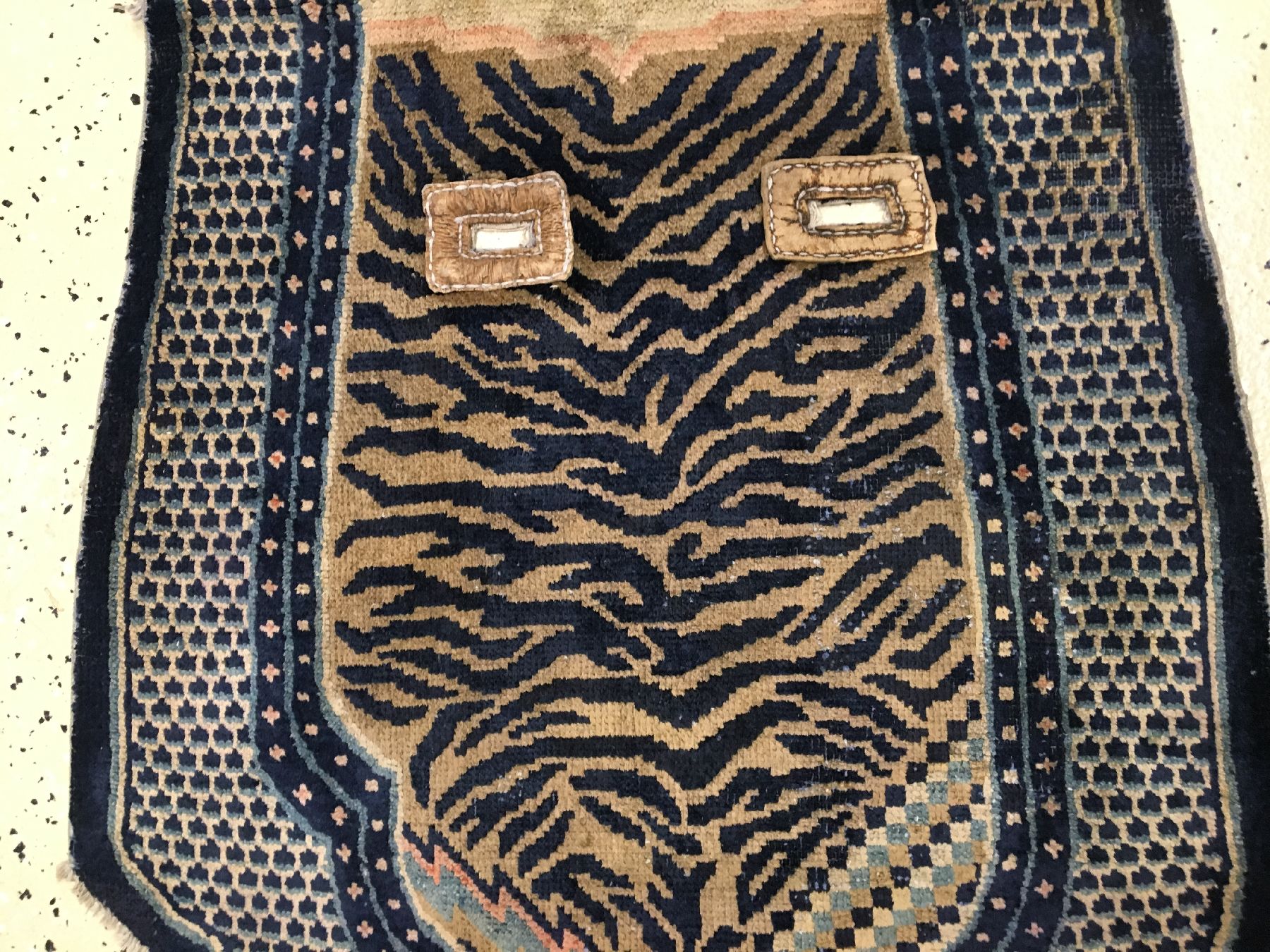 Detail c: Sehr seltener chinesischer "Sattel" antik (Tigerfell-Typus), China, 19.Jhd., Wolle geknüpft auf Baumwolle. Einzigartiger Tigerfell-Sattel ...