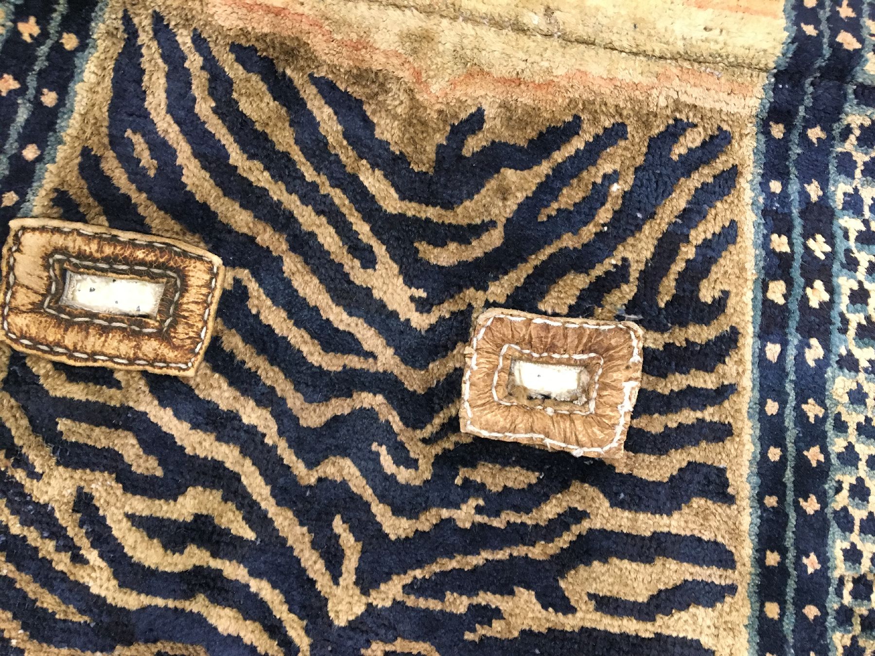Detail e: Sehr seltener chinesischer "Sattel" antik (Tigerfell-Typus), China, 19.Jhd., Wolle geknüpft auf Baumwolle. Einzigartiger Tigerfell-Sattel ...