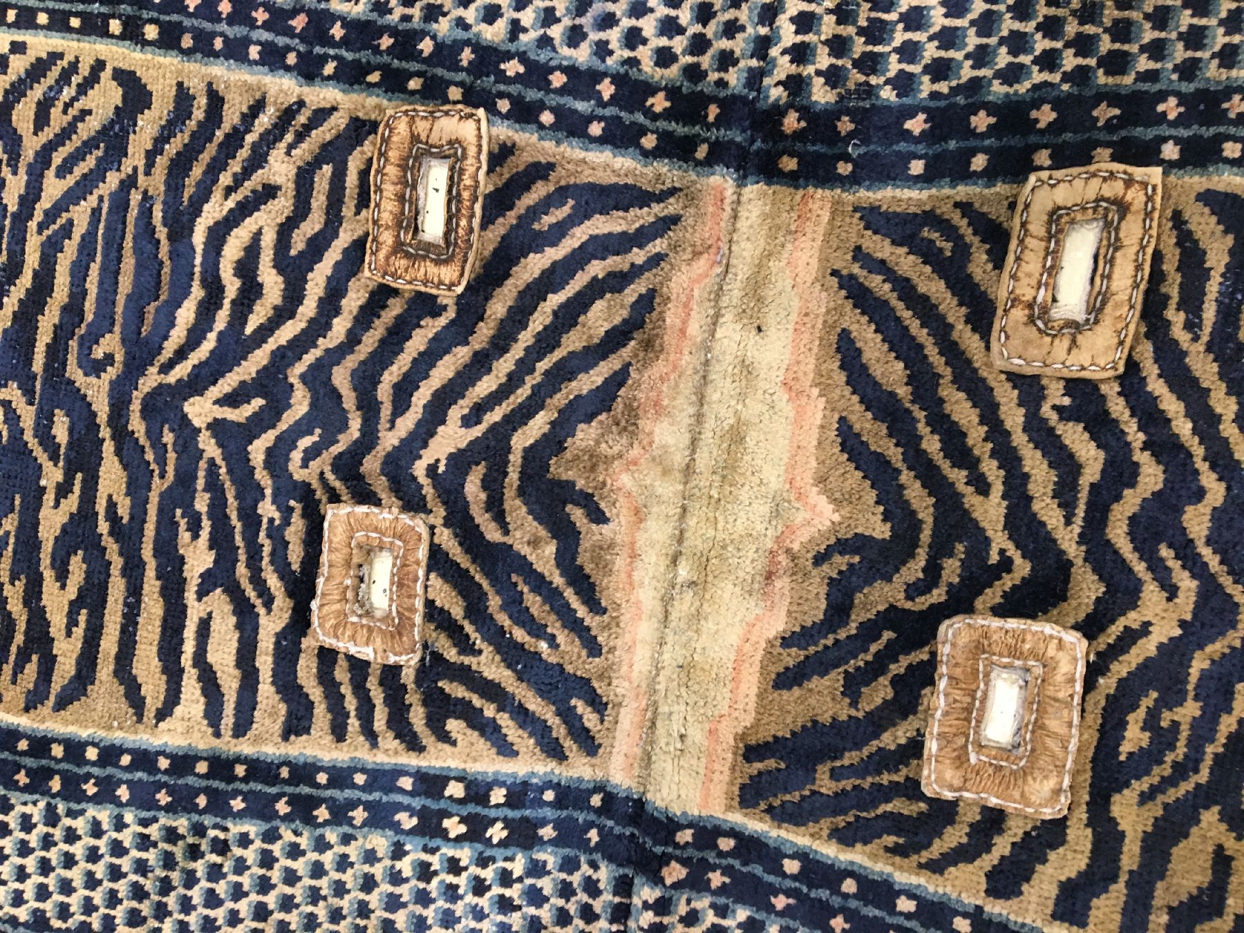 Detail f: Sehr seltener chinesischer "Sattel" antik (Tigerfell-Typus), China, 19.Jhd., Wolle geknüpft auf Baumwolle. Einzigartiger Tigerfell-Sattel ...