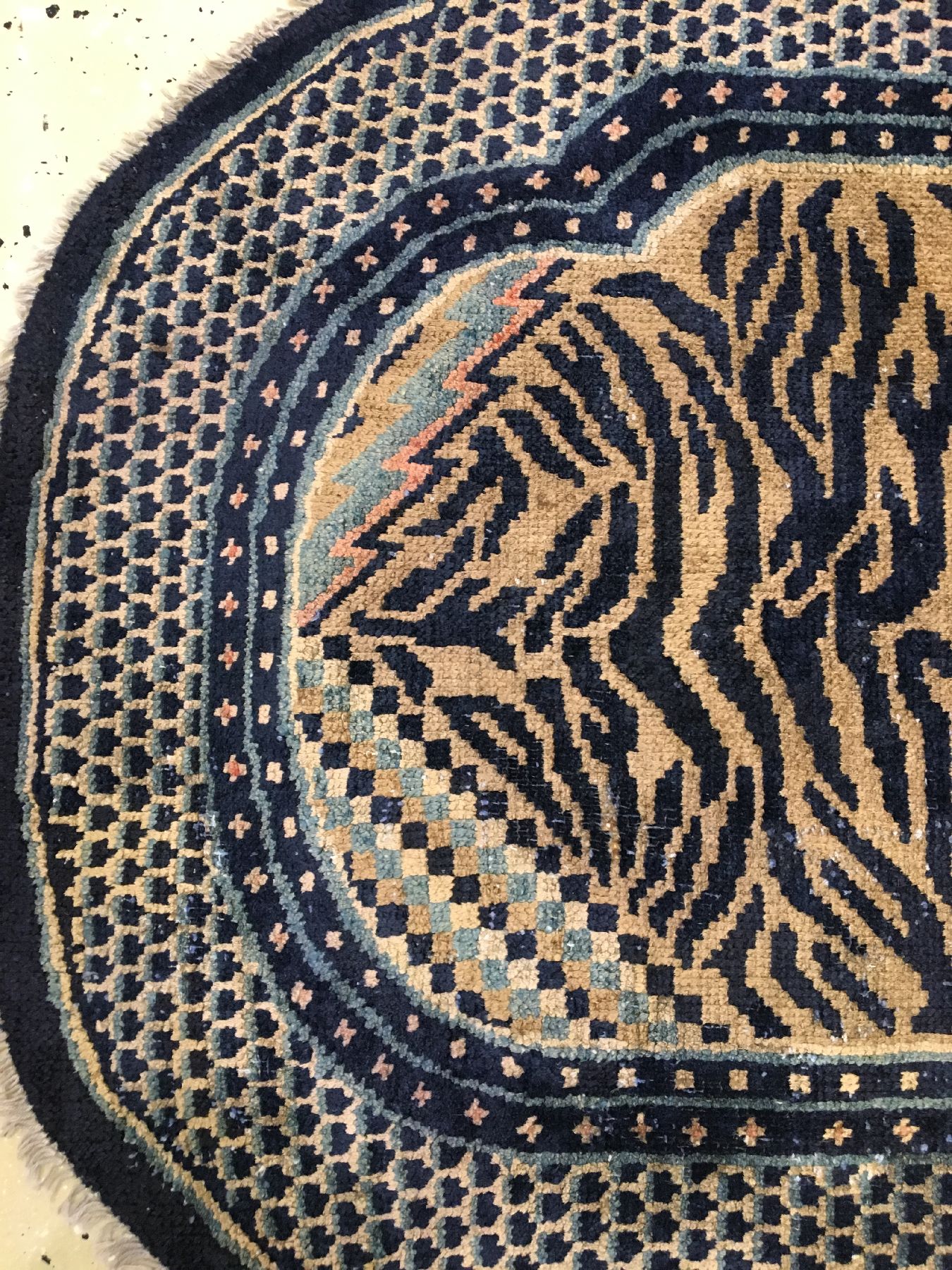 Detail g: Sehr seltener chinesischer "Sattel" antik (Tigerfell-Typus), China, 19.Jhd., Wolle geknüpft auf Baumwolle. Einzigartiger Tigerfell-Sattel ...