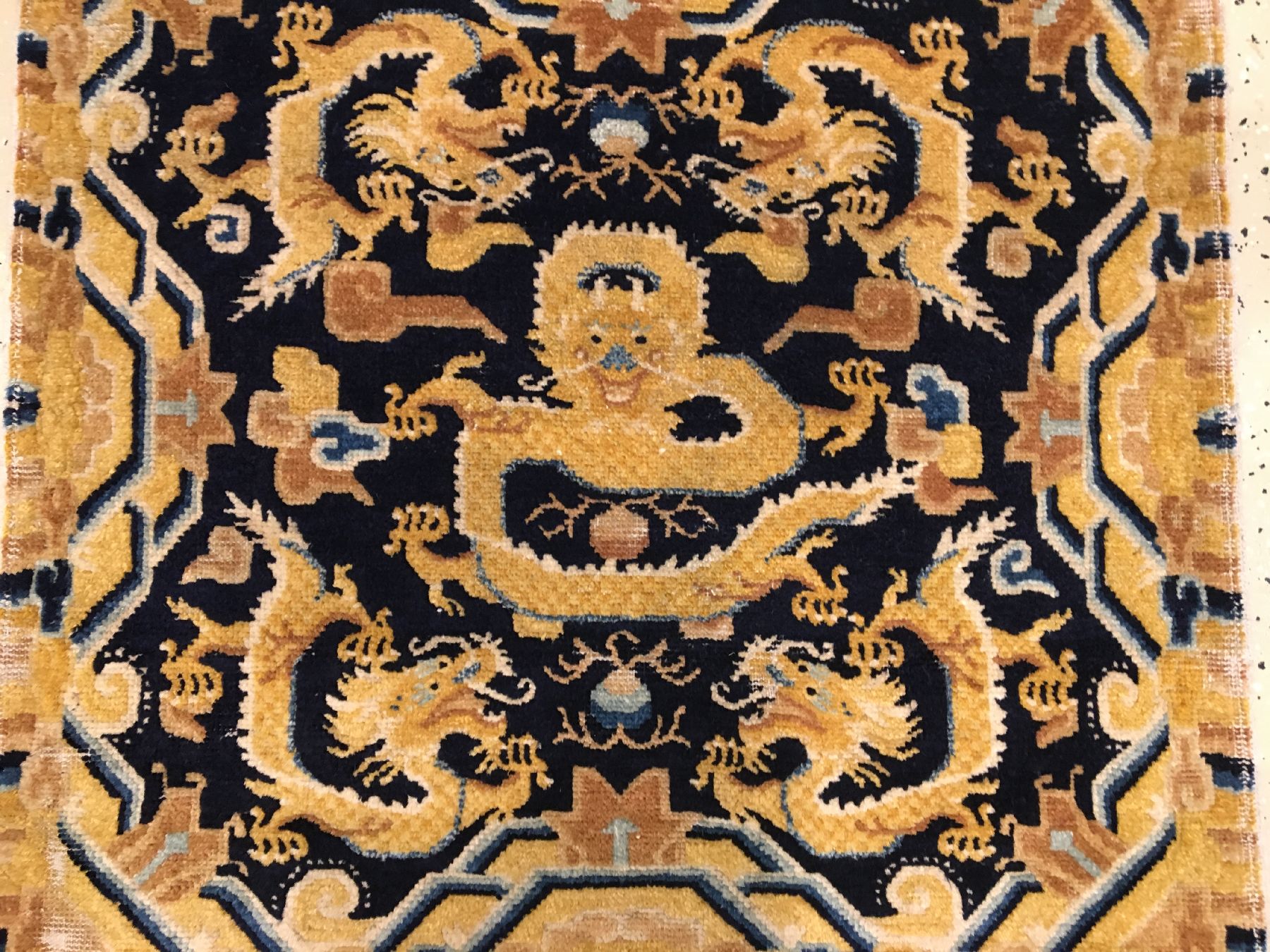 Detail a: Feine Ning-Hsia "Sitzmatte" antik (Kaiserliche Drachen), Westchina, frühes 19.Jhd., Wolle geknüpft auf Baumwolle. Qualitativ hochwertige ...