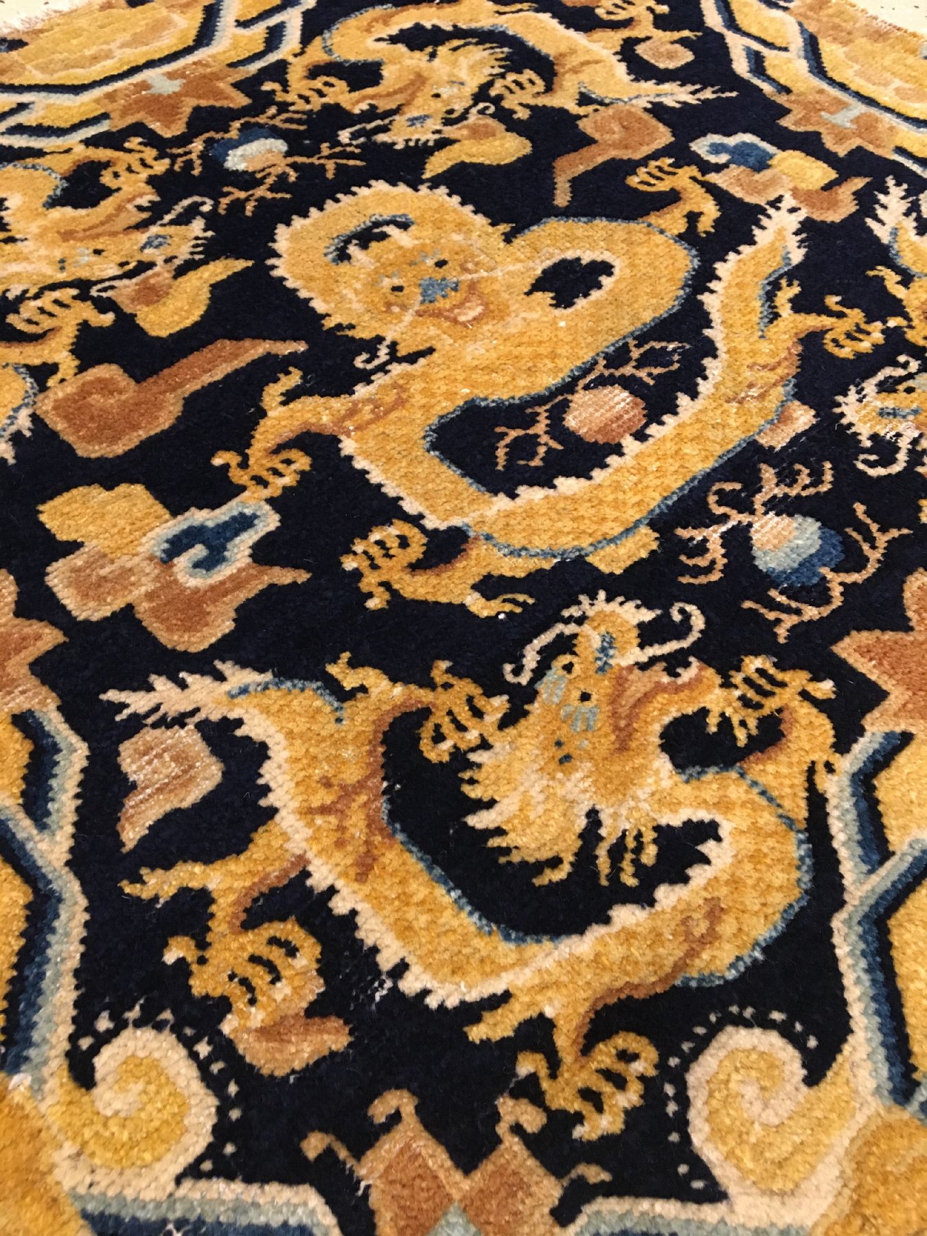 Detail b: Feine Ning-Hsia "Sitzmatte" antik (Kaiserliche Drachen), Westchina, frühes 19.Jhd., Wolle geknüpft auf Baumwolle. Qualitativ hochwertige ...