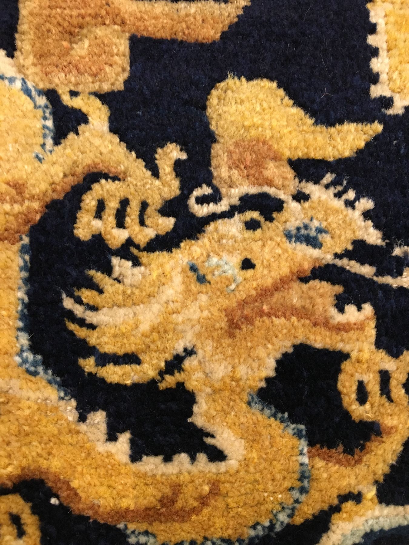 Detail d: Feine Ning-Hsia "Sitzmatte" antik (Kaiserliche Drachen), Westchina, frühes 19.Jhd., Wolle geknüpft auf Baumwolle. Qualitativ hochwertige ...
