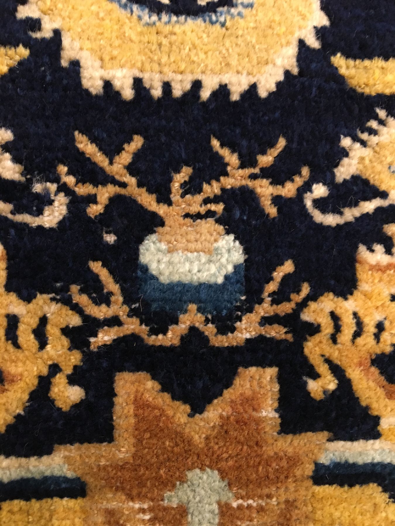 Detail e: Feine Ning-Hsia "Sitzmatte" antik (Kaiserliche Drachen), Westchina, frühes 19.Jhd., Wolle geknüpft auf Baumwolle. Qualitativ hochwertige ...