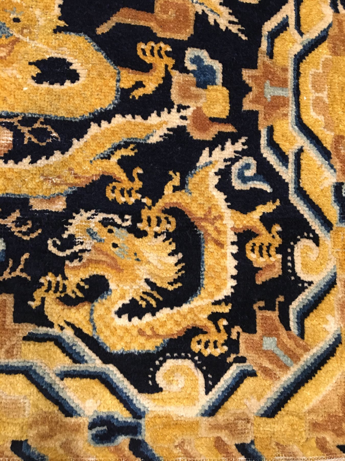 Detail f: Feine Ning-Hsia "Sitzmatte" antik (Kaiserliche Drachen), Westchina, frühes 19.Jhd., Wolle geknüpft auf Baumwolle. Qualitativ hochwertige ...
