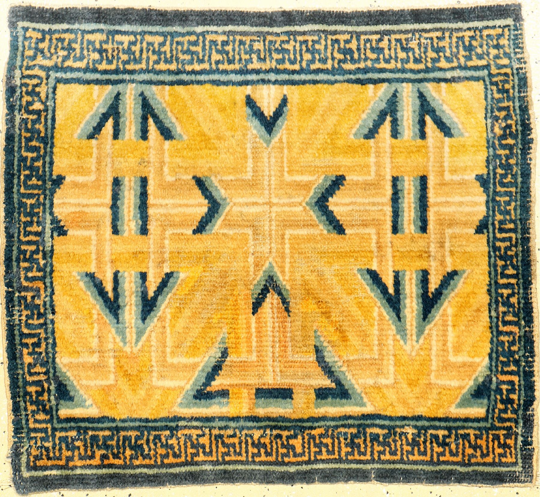Seltene gelbe Ning-Hsia "Sitzmatte" antik (Stern Muster aus der Kangxi-Zeit), Westchina, 18.Jhd., Wolle geknüpft auf Baumwolle. ...