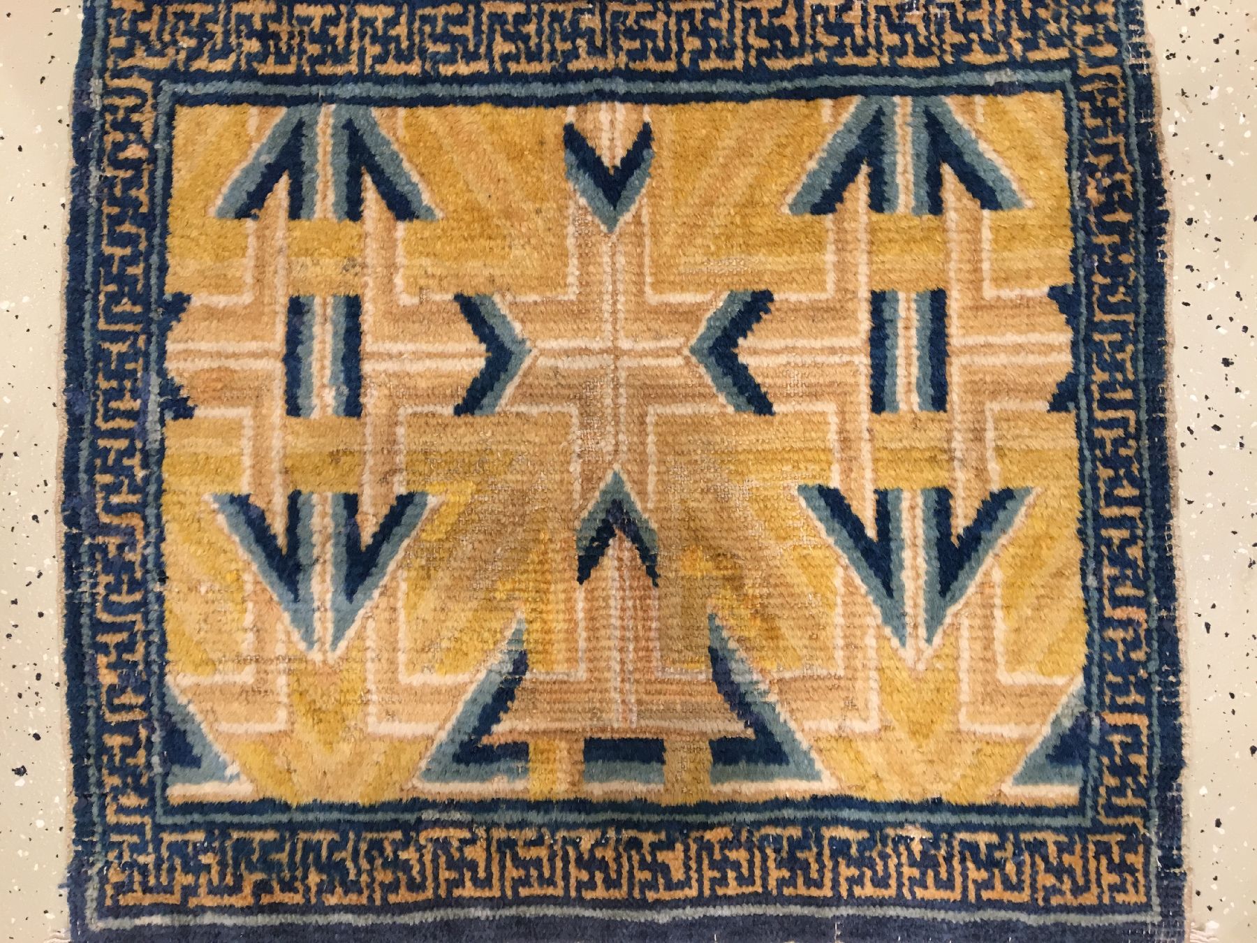 Detail a: Seltene gelbe Ning-Hsia "Sitzmatte" antik (Stern Muster aus der Kangxi-Zeit), Westchina, 18.Jhd., Wolle geknüpft auf Baumwolle. ...
