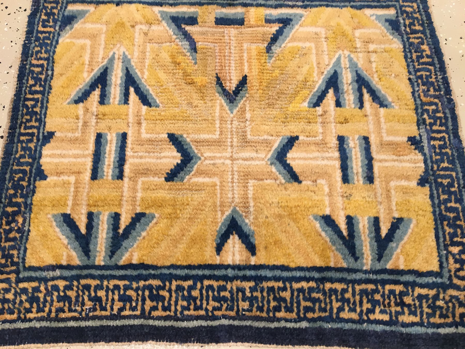 Detail b: Seltene gelbe Ning-Hsia "Sitzmatte" antik (Stern Muster aus der Kangxi-Zeit), Westchina, 18.Jhd., Wolle geknüpft auf Baumwolle. ...
