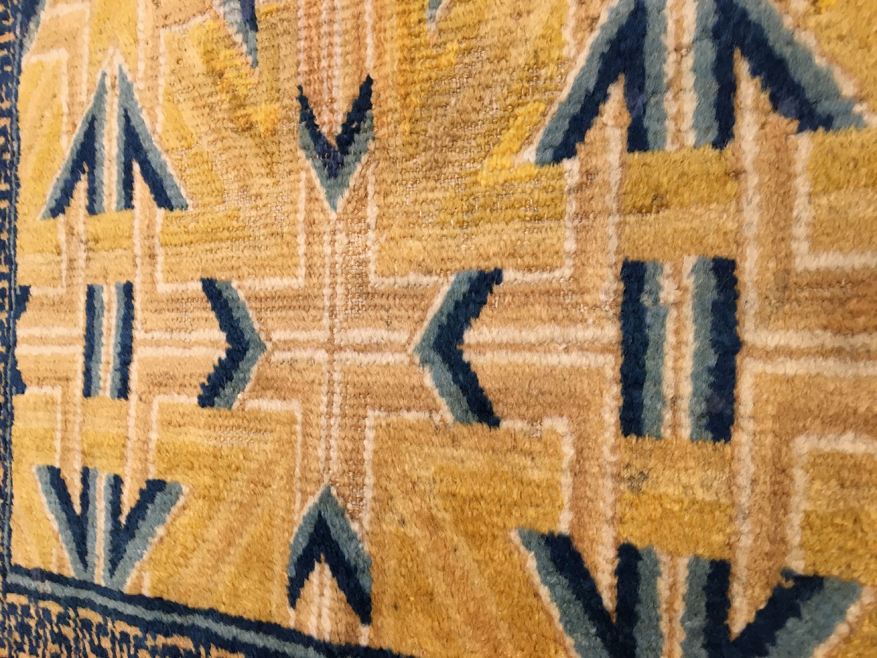 Detail c: Seltene gelbe Ning-Hsia "Sitzmatte" antik (Stern Muster aus der Kangxi-Zeit), Westchina, 18.Jhd., Wolle geknüpft auf Baumwolle. ...
