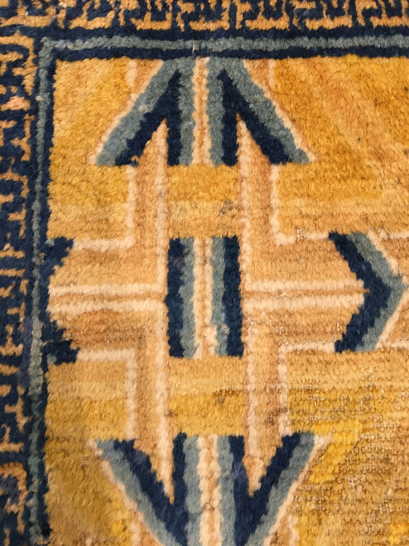 Detail e: Seltene gelbe Ning-Hsia "Sitzmatte" antik (Stern Muster aus der Kangxi-Zeit), Westchina, 18.Jhd., Wolle geknüpft auf Baumwolle. ...