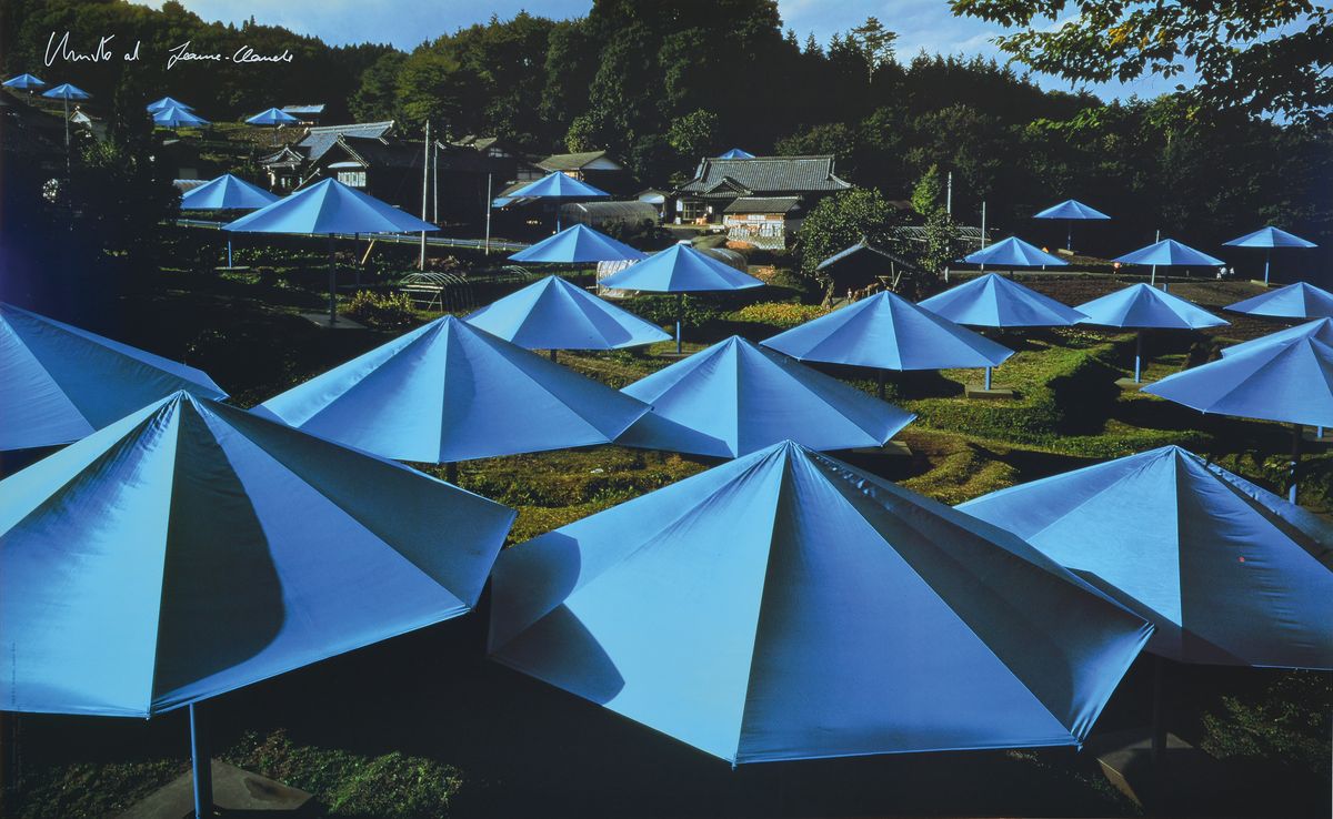 Christo und Jeanne-Claude, "The Umbrellas- Japan Site", Foto-Offset, von beiden Künstlernsign., ca. 64x95 cm