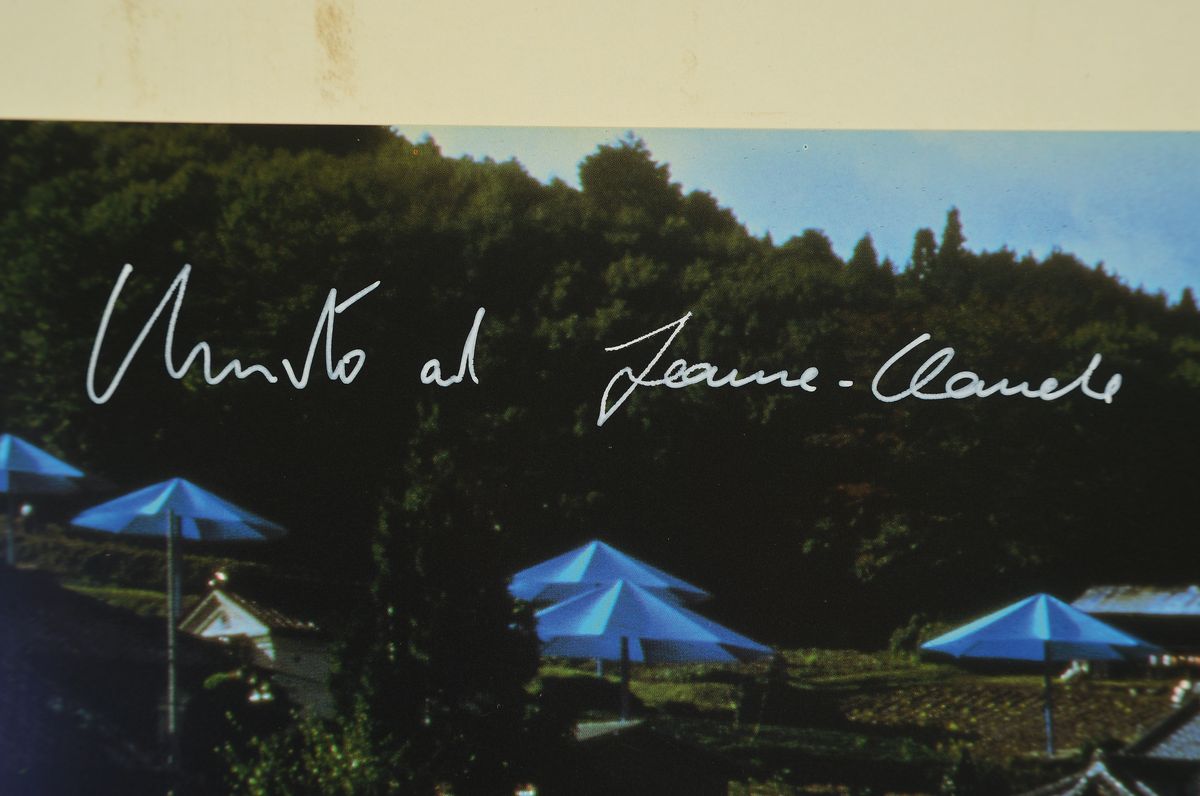 Detail a: Christo und Jeanne-Claude, "The Umbrellas- Japan Site", Foto-Offset, von beiden Künstlernsign., ca. 64x95 cm