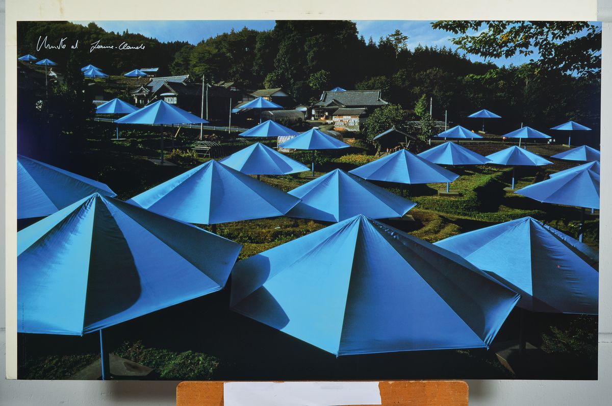 Detail k: Christo und Jeanne-Claude, "The Umbrellas- Japan Site", Foto-Offset, von beiden Künstlernsign., ca. 64x95 cm