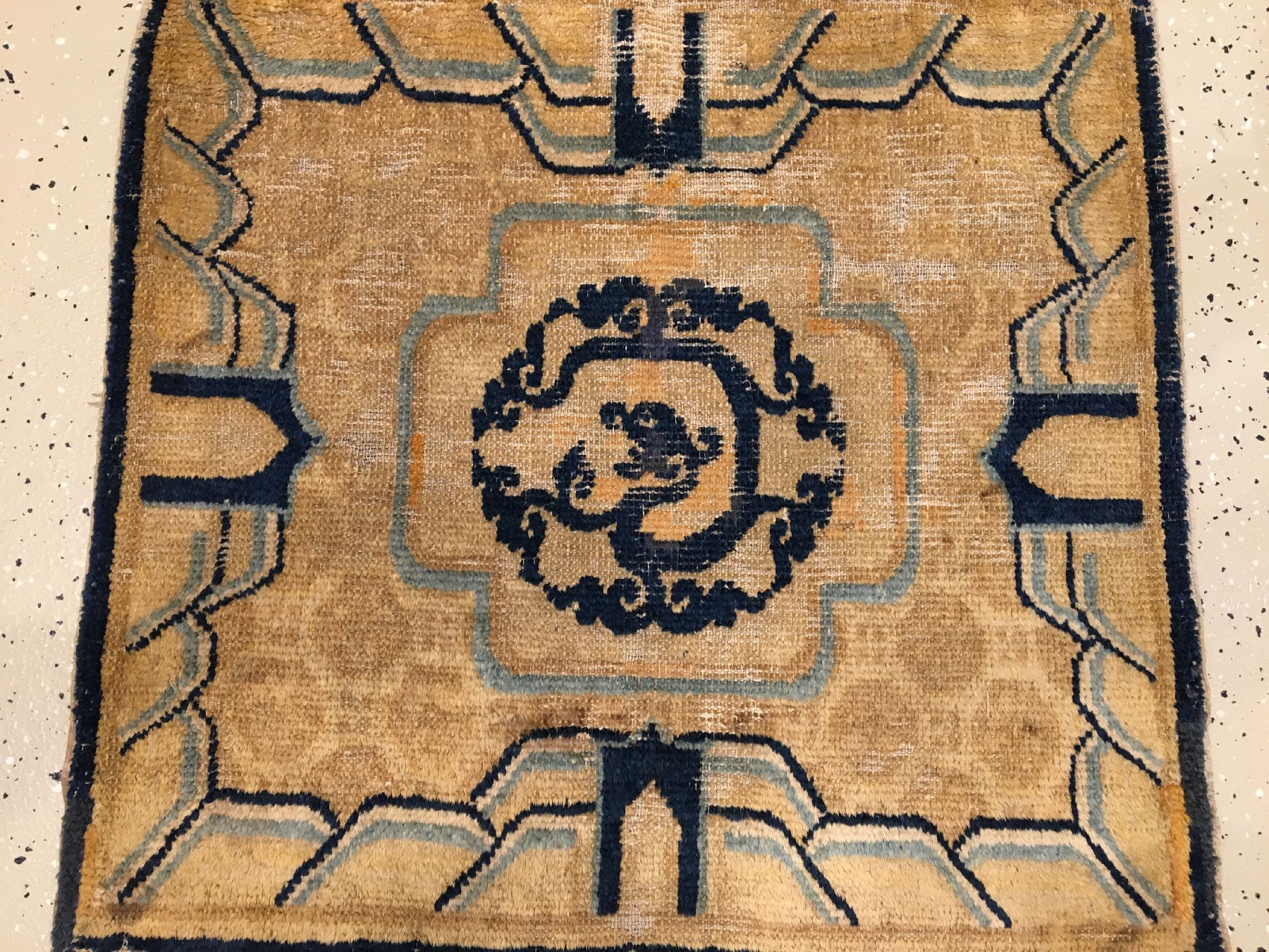 Detail a: Frühe Ning-Hsia "Sitzmatte" antik "Laubdrachen" (Publiziert bei Eberhart Herrmann), Westchina, 18.Jhd., Wolle geknüpft auf ...